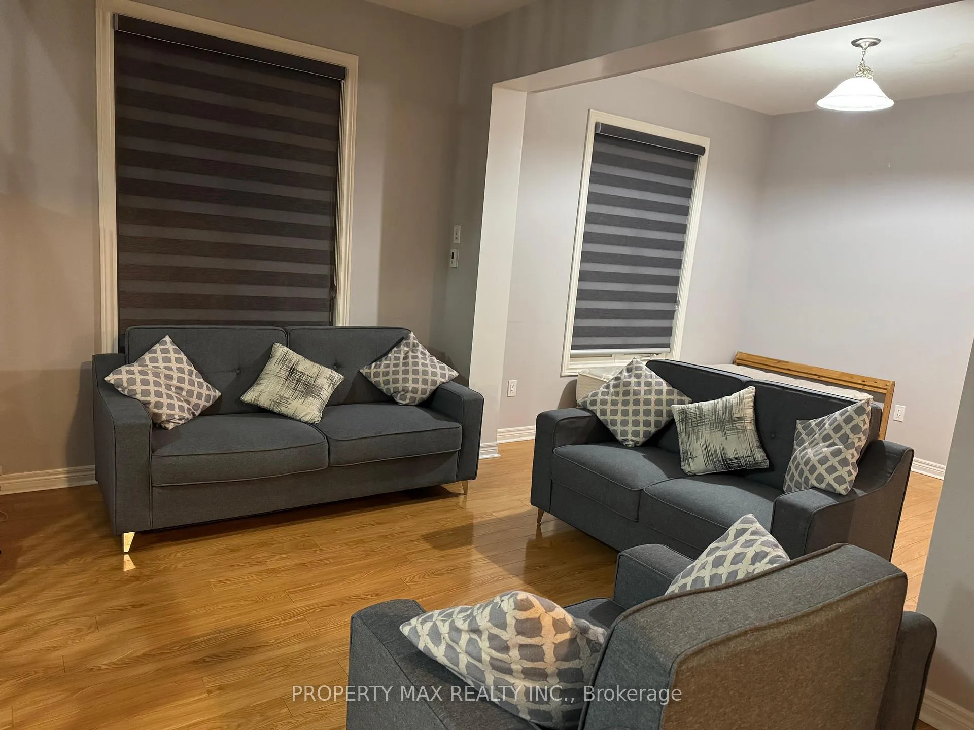 Photo 5 of 6447 Connor Crescent N, Niagara Falls, Forestview — HOMEH