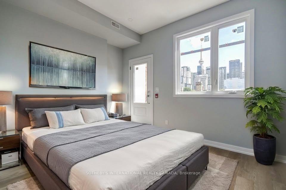 Front of Unit 3, 453 Dundas Street W