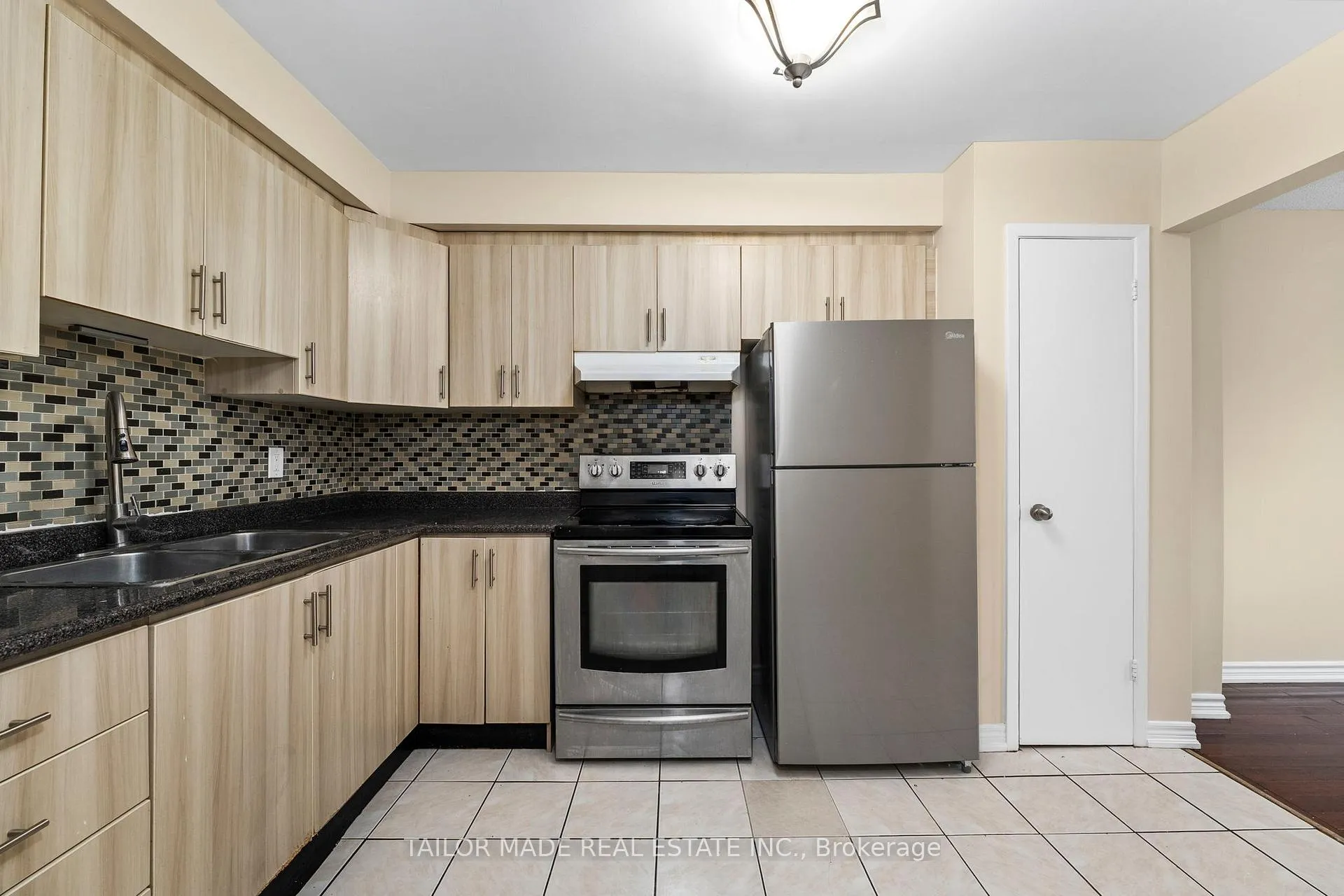 Photo 3 of 38 Collins Crescent, Brampton, Brampton North — HOMEH