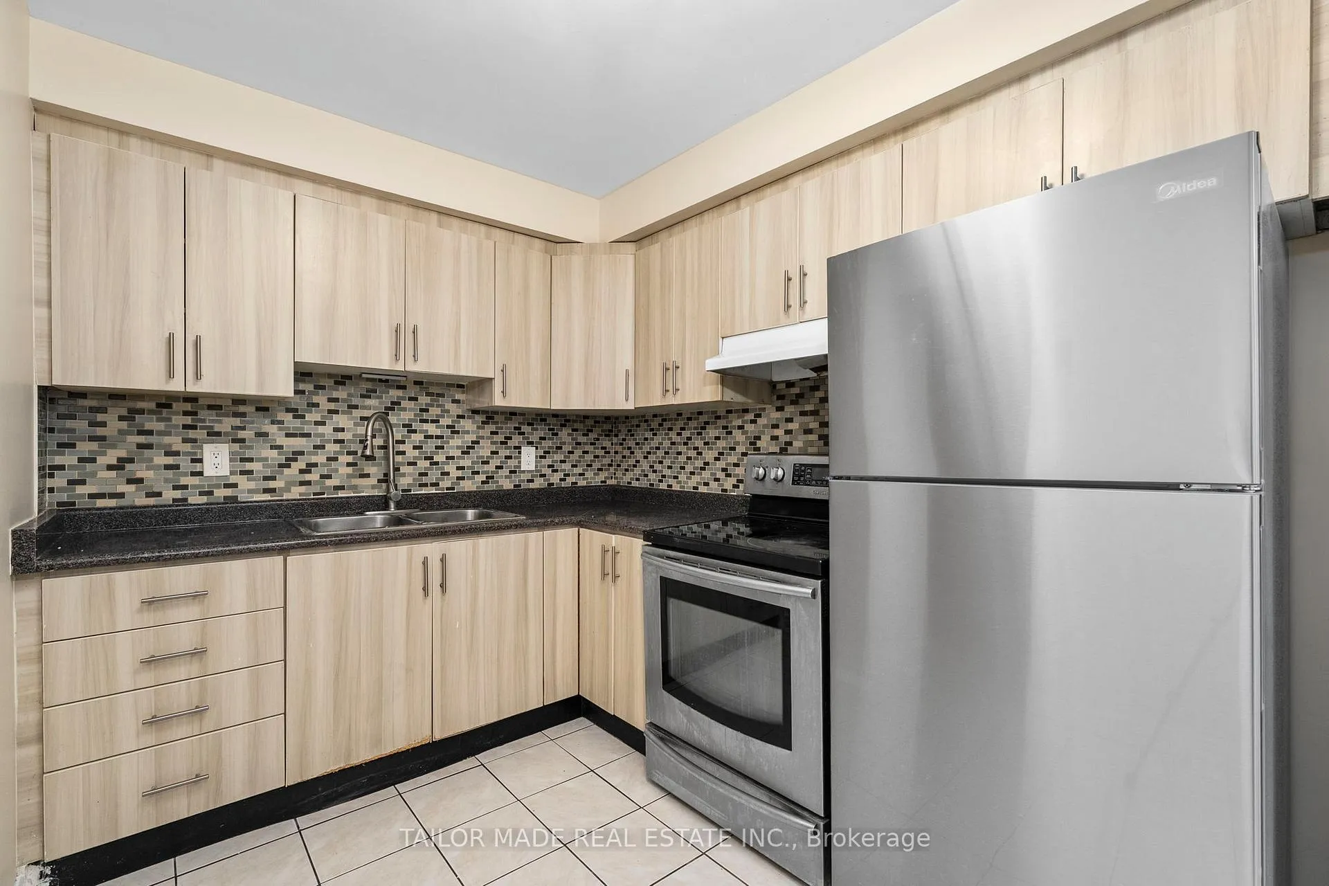 Photo 4 of 38 Collins Crescent, Brampton, Brampton North — HOMEH