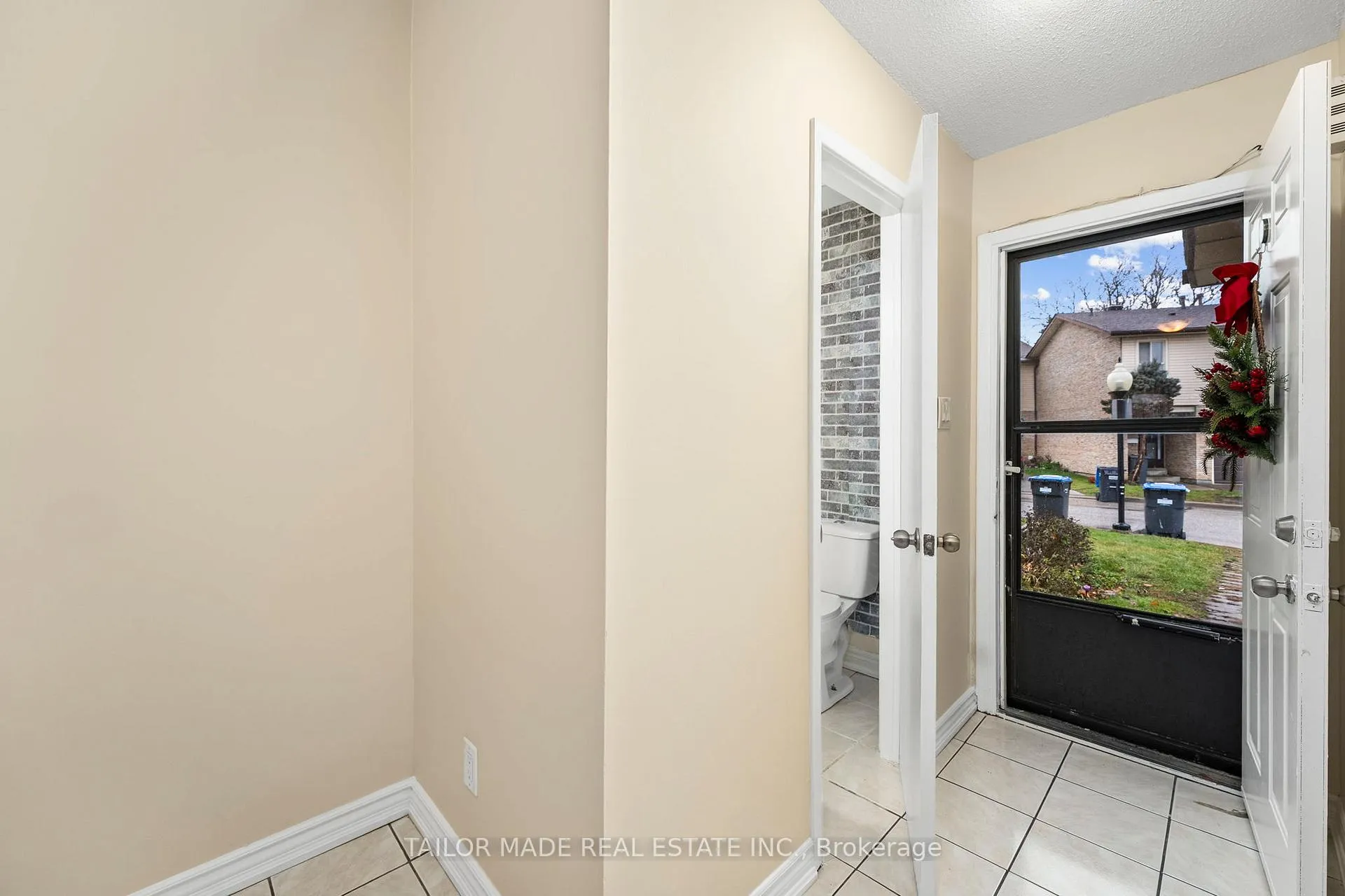 Photo 14 of 38 Collins Crescent, Brampton, Brampton North — HOMEH