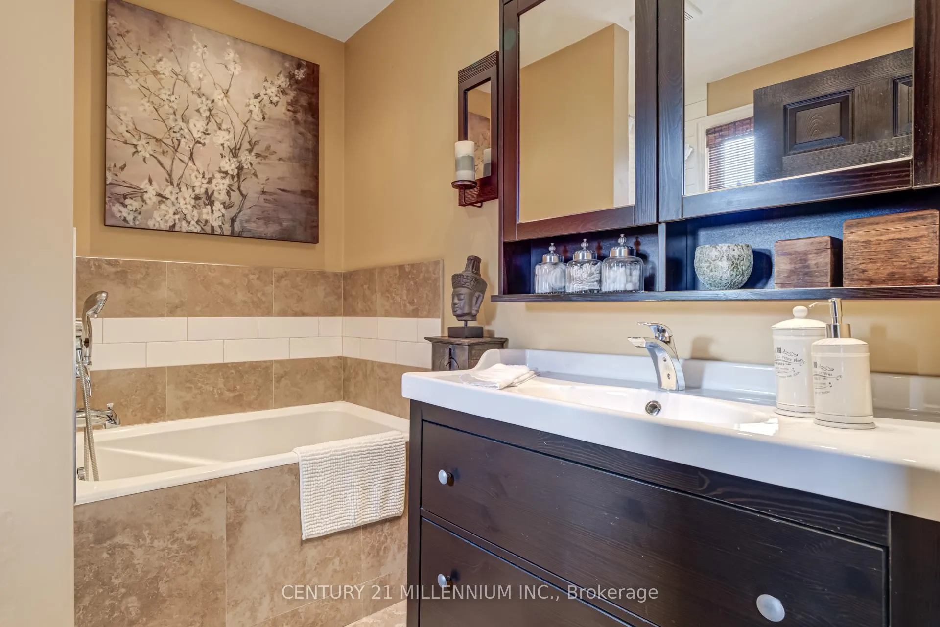 Photo 12 of 30 Clarence Street, Brampton, Downtown Brampton — HOMEH