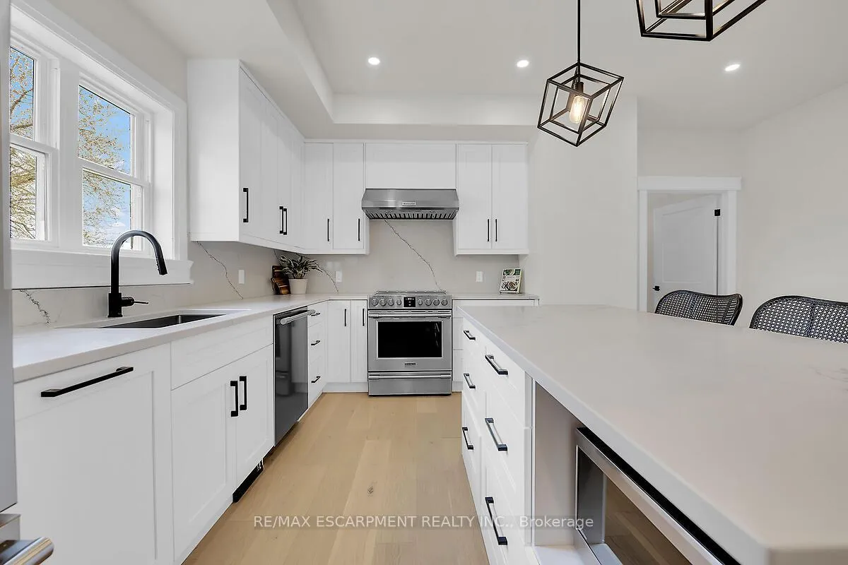 Photo 9 of 8184 Airport Road E, Hamilton, Rural Glanbrook — HOMEH