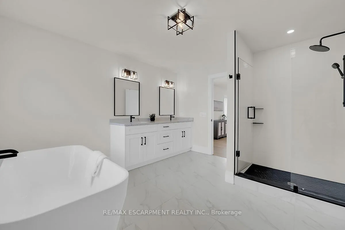 Photo 31 of 8184 Airport Road E, Hamilton, Rural Glanbrook — HOMEH