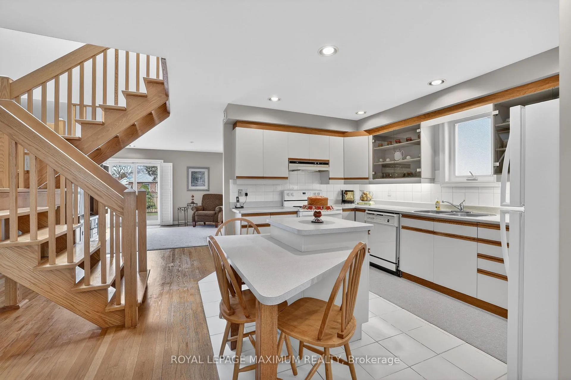 Photo 4 of 163 Durant Avenue, Toronto, East York — HOMEH