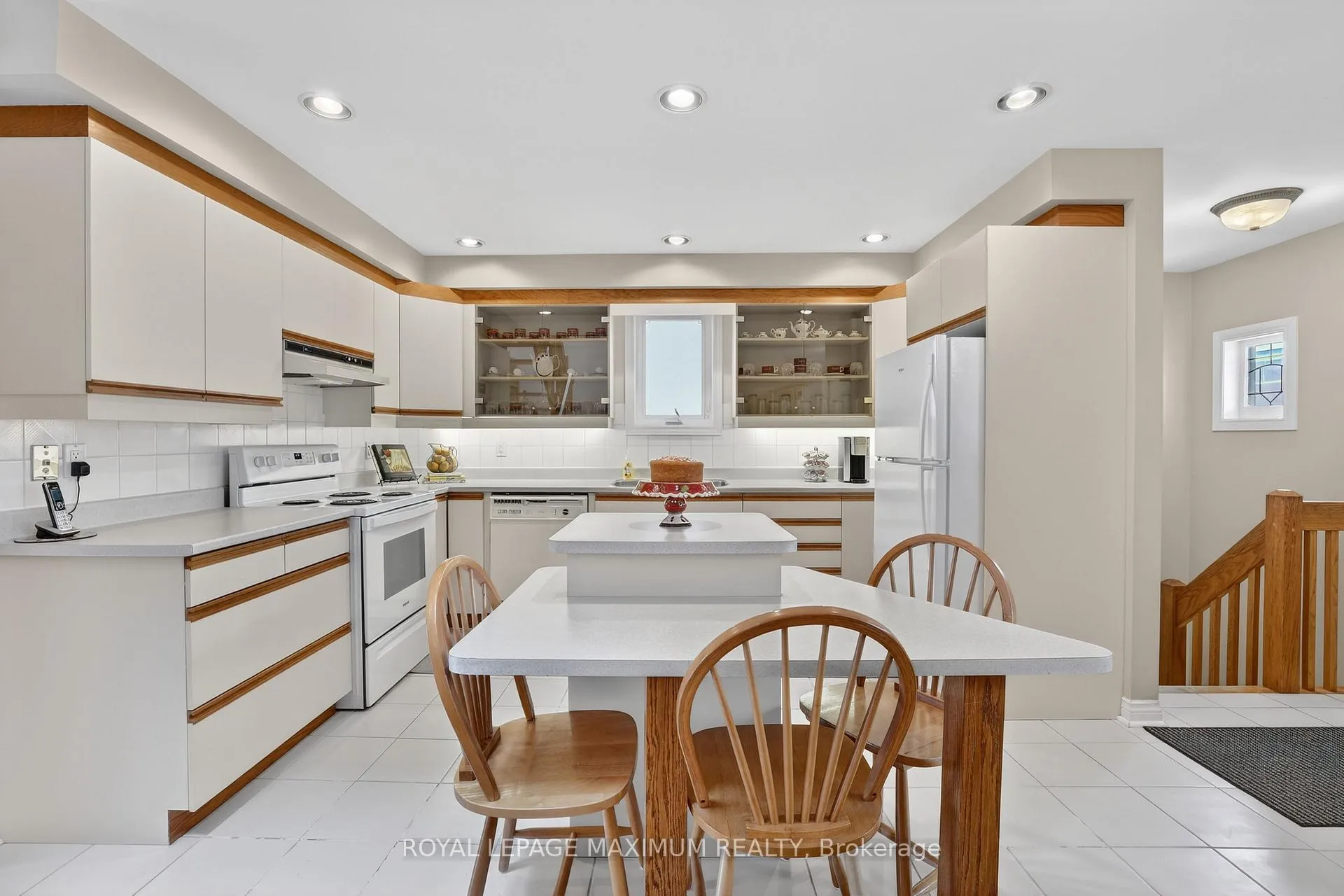 Photo 5 of 163 Durant Avenue, Toronto, East York — HOMEH