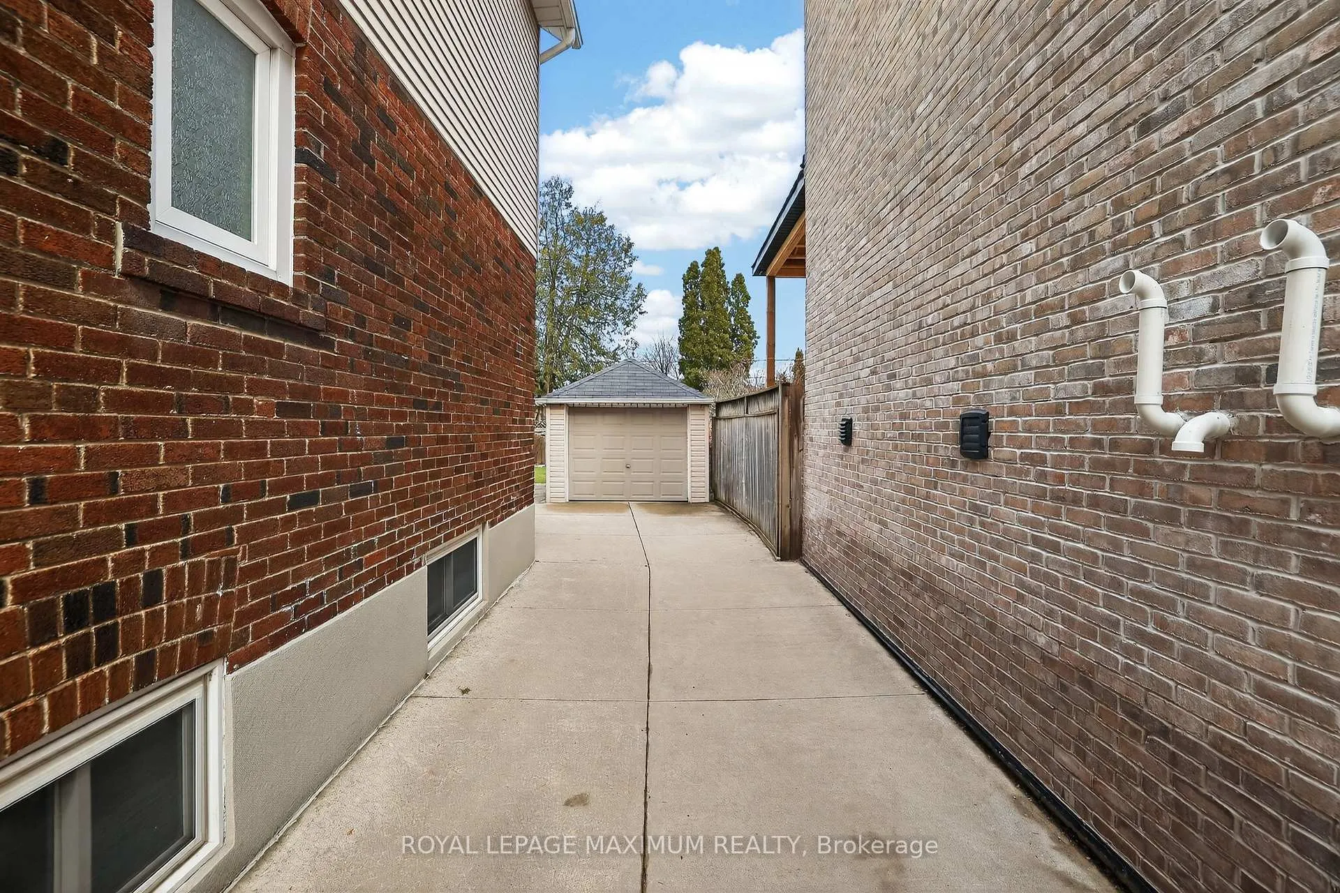 Photo 35 of 163 Durant Avenue, Toronto, East York — HOMEH