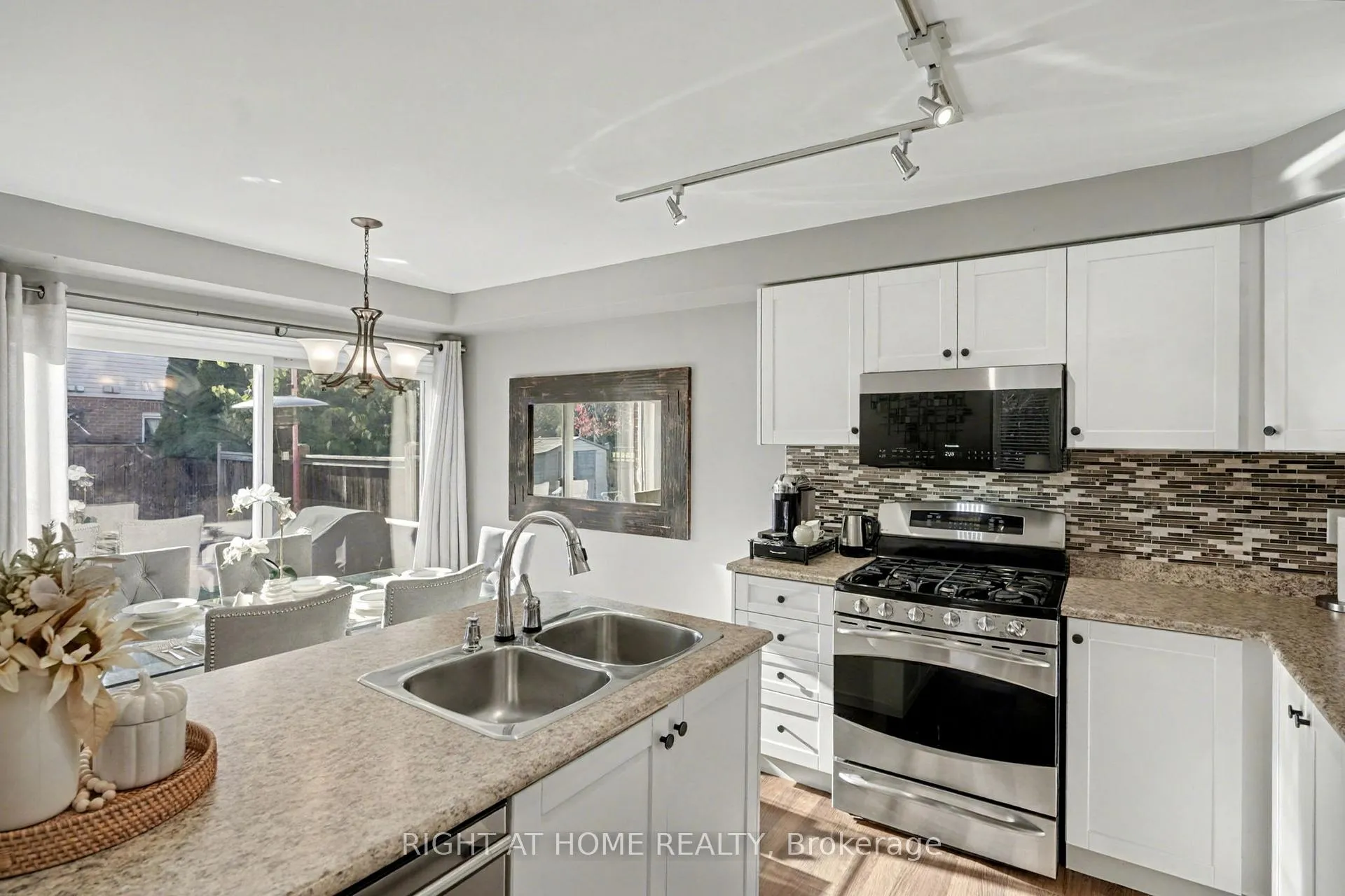 Photo 7 of 88 Buttercup Crescent, Hamilton, Waterdown — HOMEH