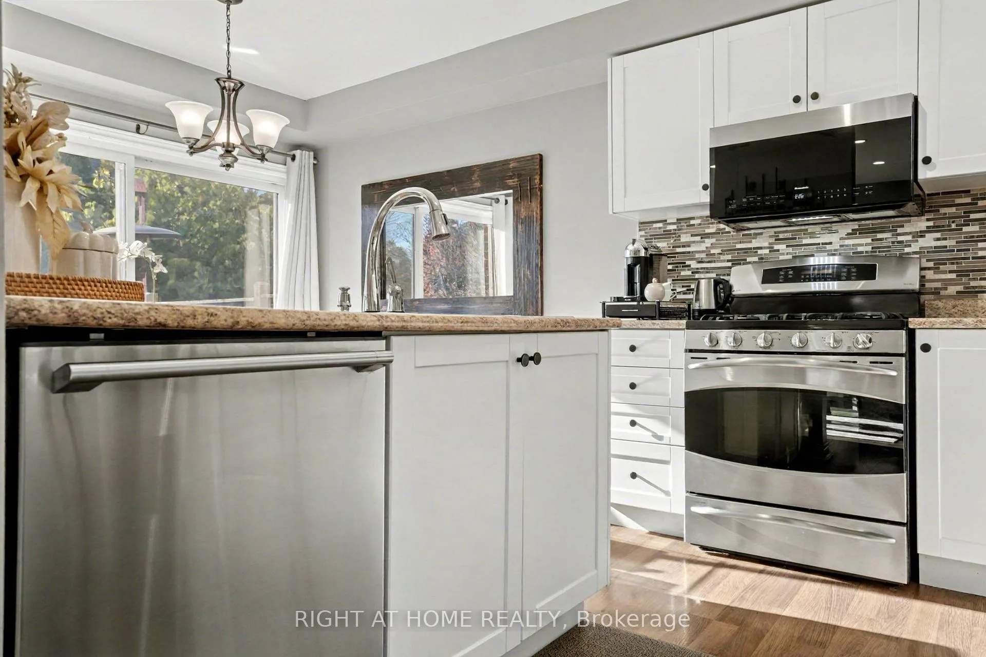 Photo 8 of 88 Buttercup Crescent, Hamilton, Waterdown — HOMEH