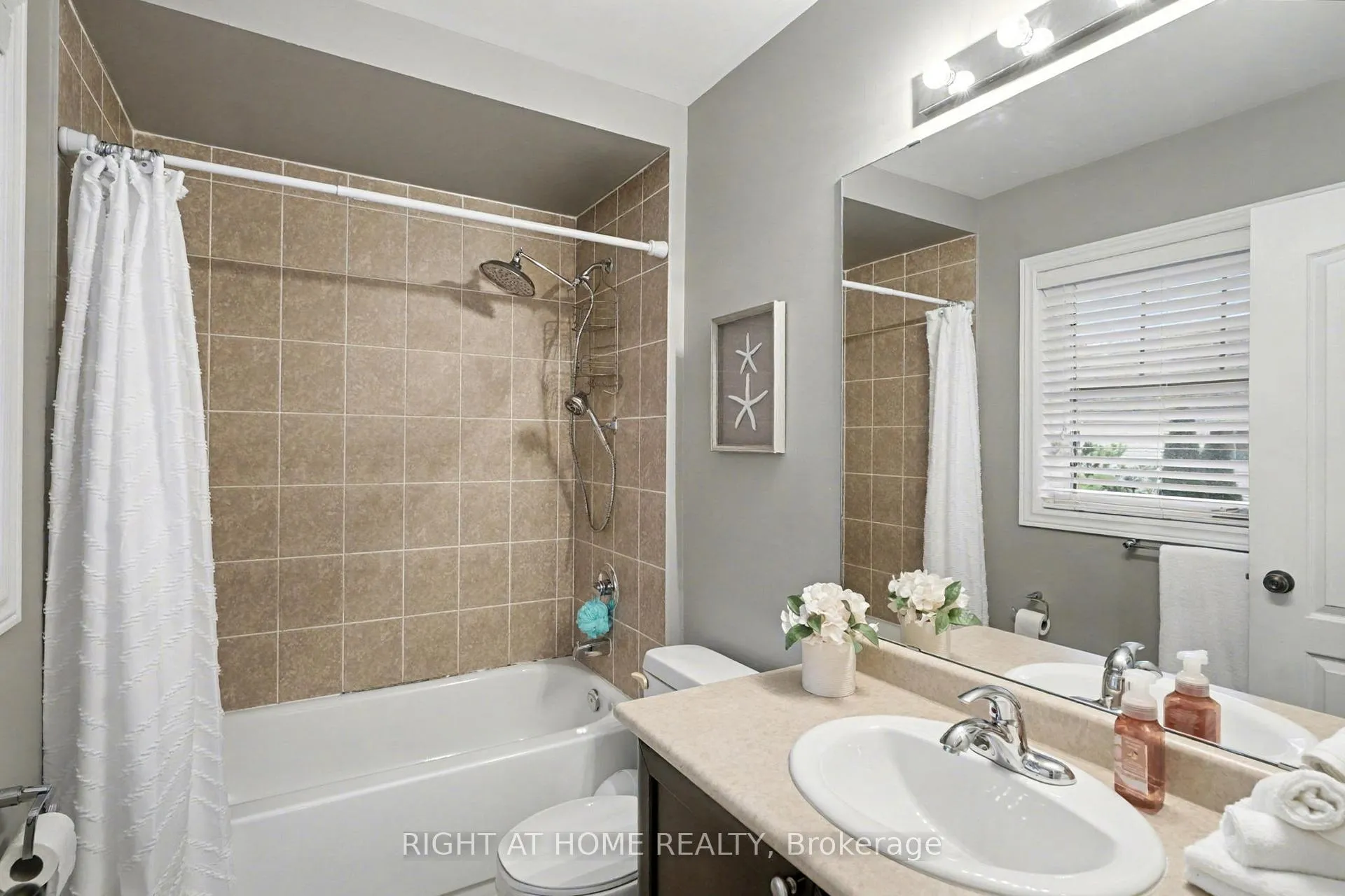 Photo 12 of 88 Buttercup Crescent, Hamilton, Waterdown — HOMEH
