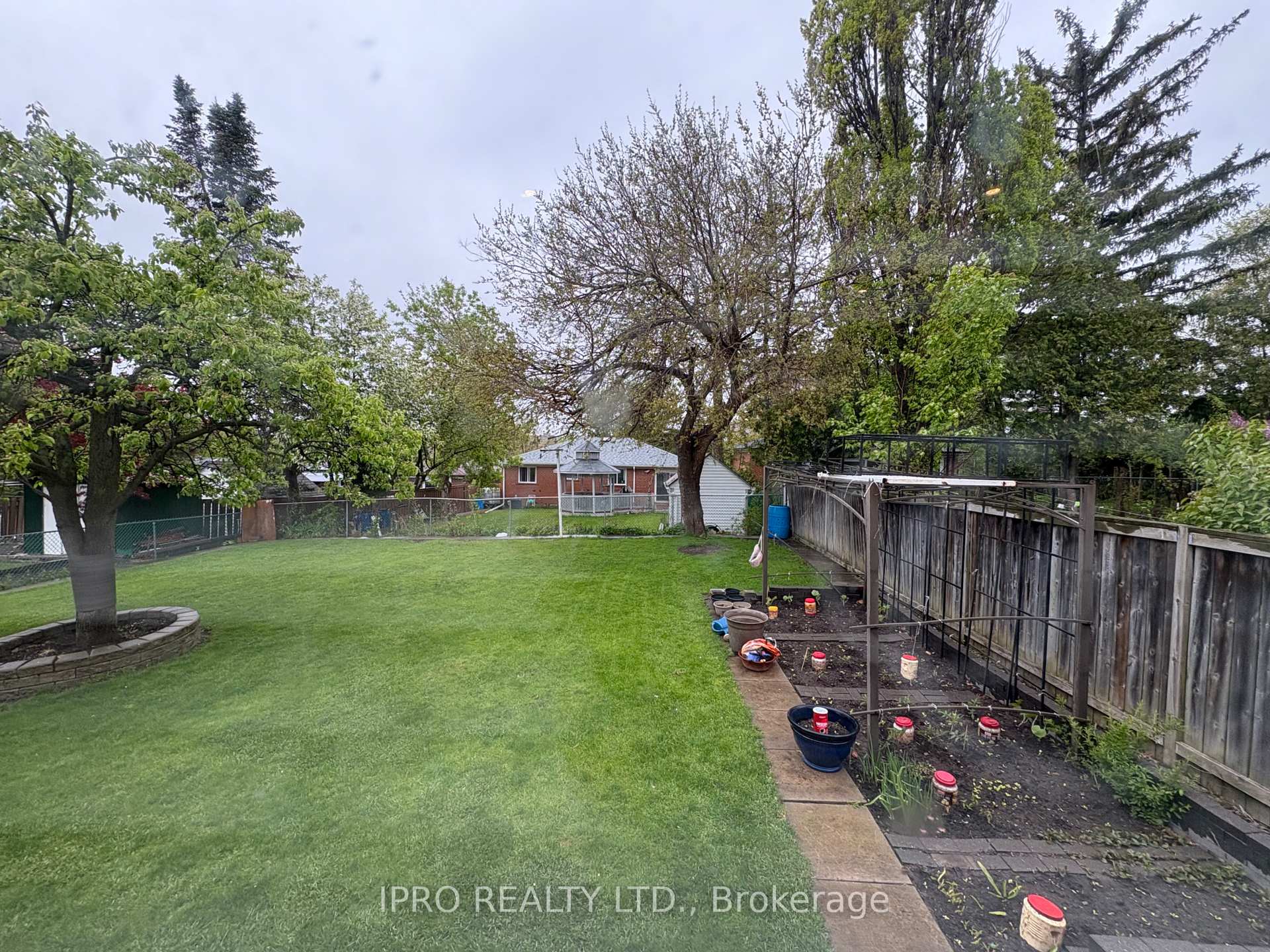 Photo 13 of 24 Gracemount Crescent, Scarborough, Woburn — HOMEH