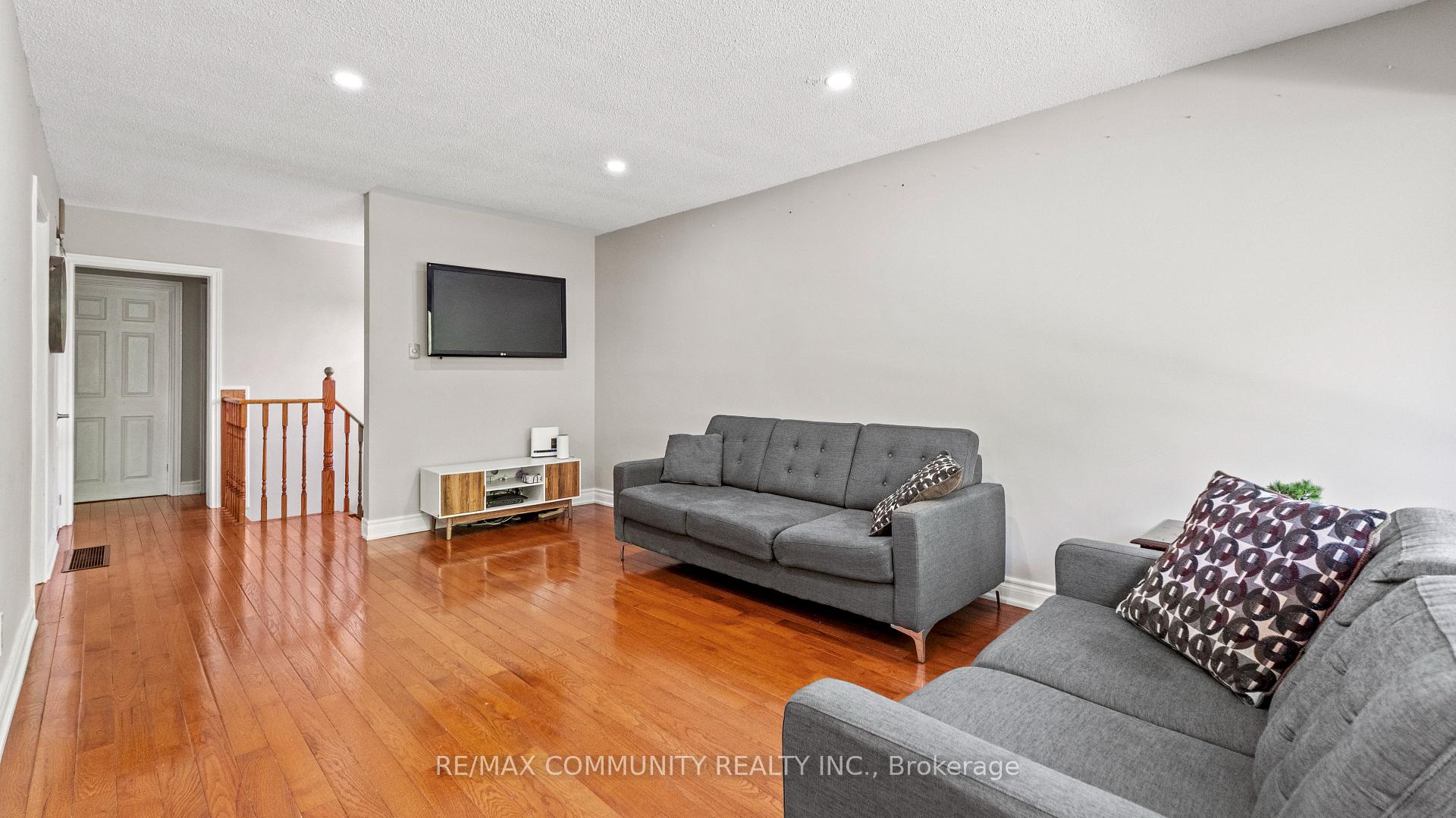 Photo 19 of 21 Thornbeck Drive, Scarborough, Woburn — HOMEH