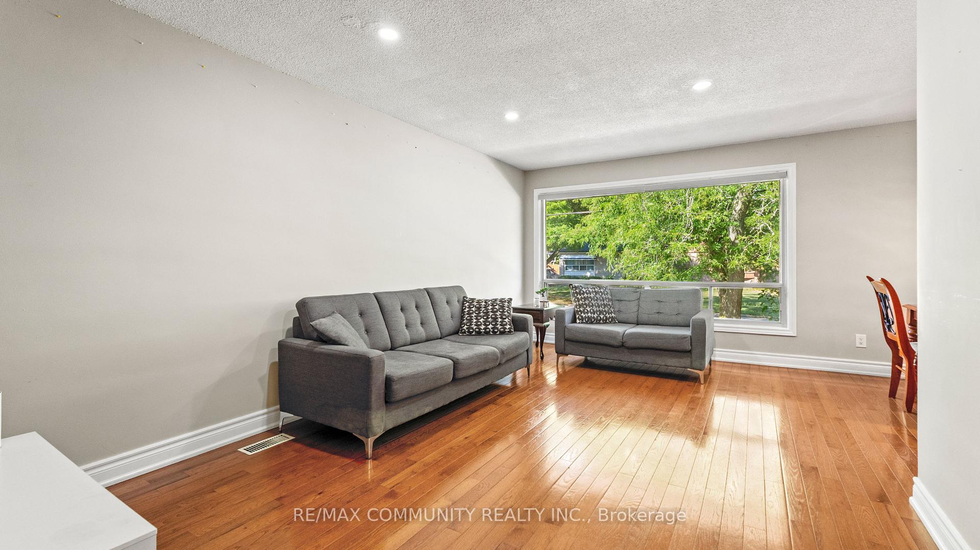 Photo 1 of 21 Thornbeck Drive, Scarborough, Woburn — HOMEH