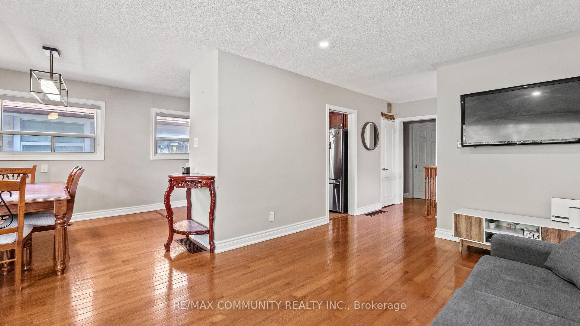 Photo 4 of 21 Thornbeck Drive, Scarborough, Woburn — HOMEH
