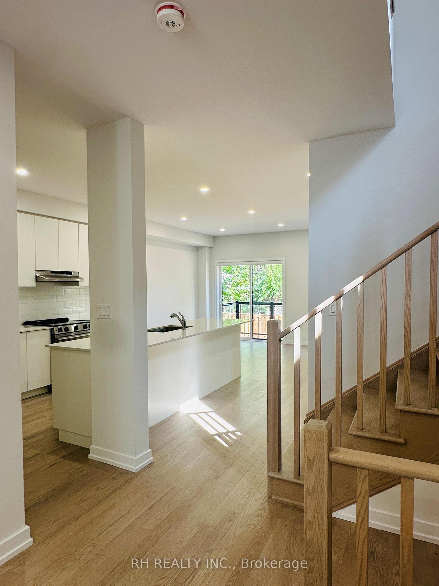 Photo 6 of 37 Danielle Moore Circle, Scarborough, Bendale — HOMEH