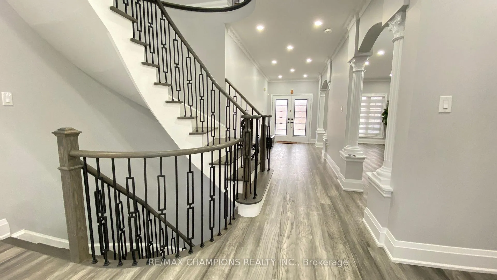 Photo 2 of 27 Stonecrest Drive, Brampton, Sandringham-Wellington — HOMEH