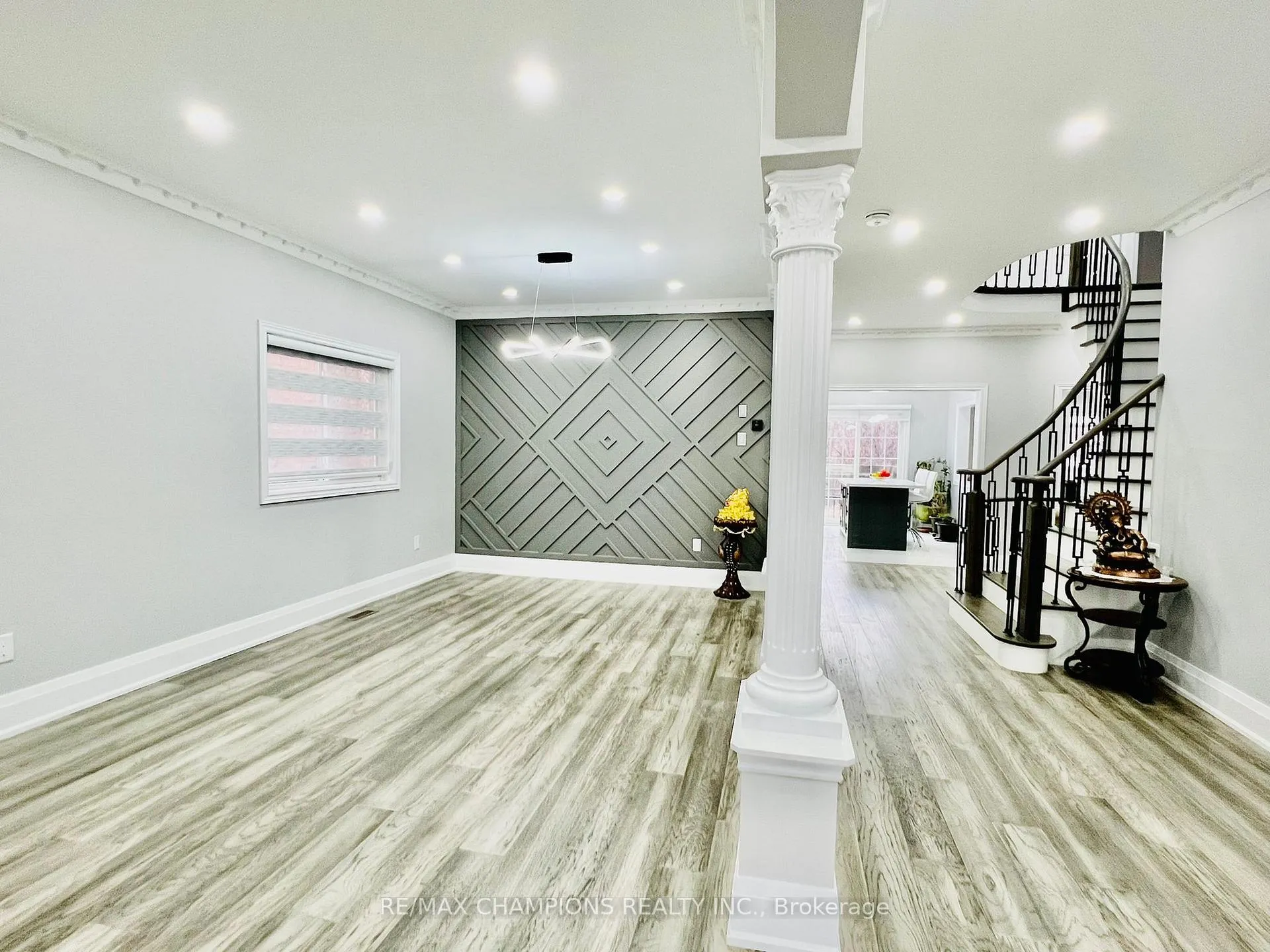 Photo 5 of 27 Stonecrest Drive, Brampton, Sandringham-Wellington — HOMEH