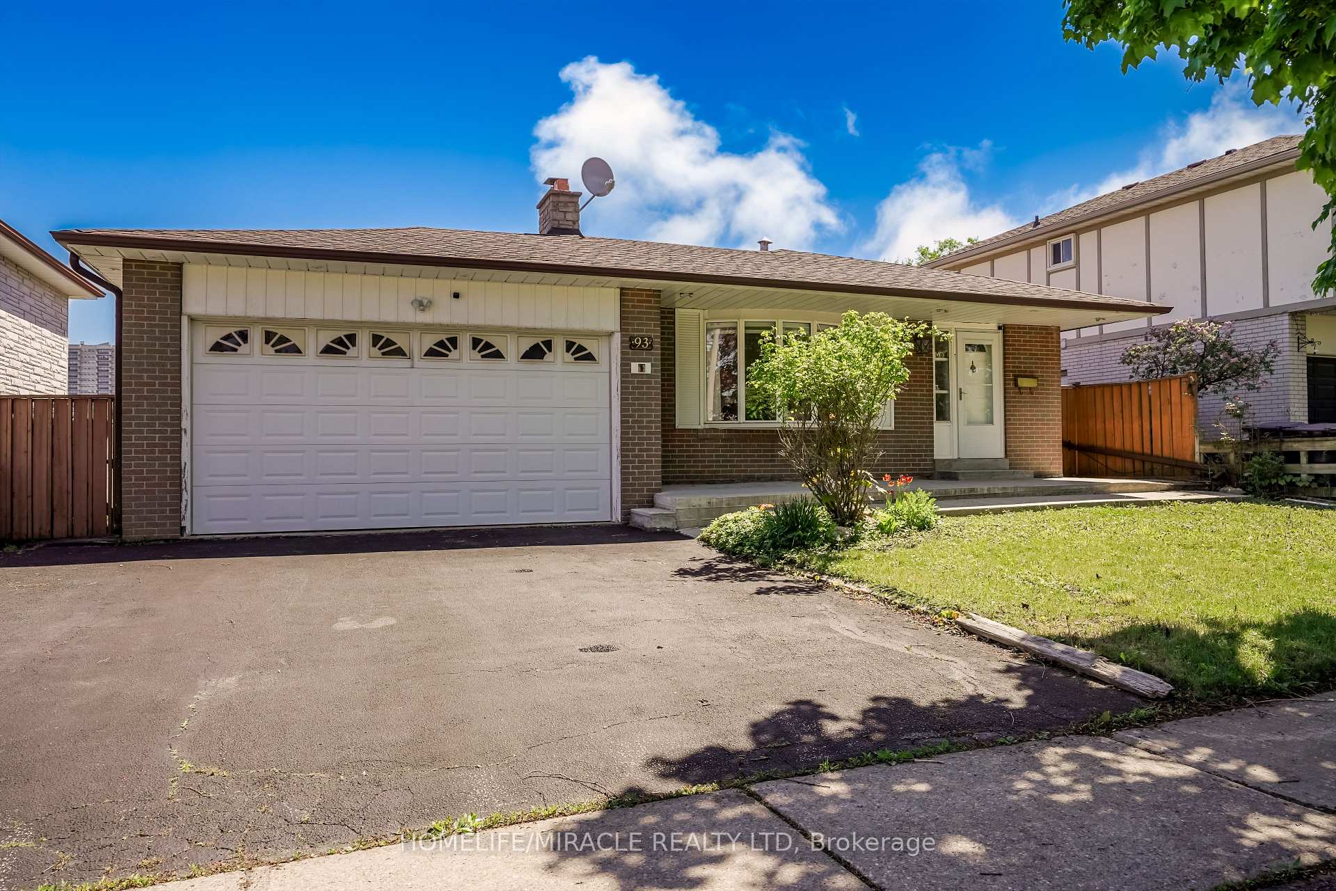 Front of 93 Amberjack Boulevard
