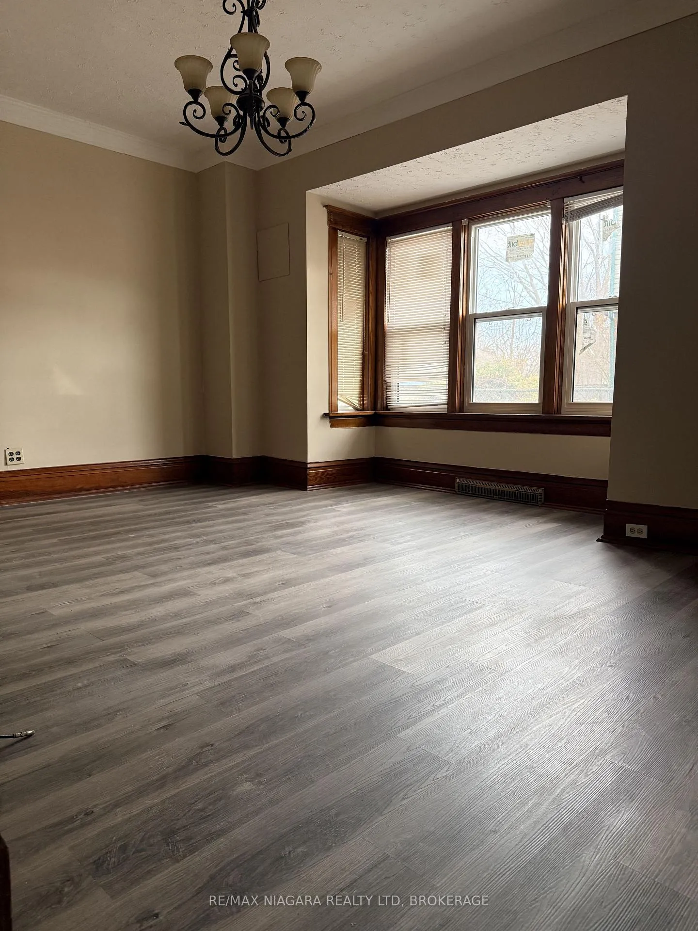 Photo 4 of 20 Thomas Street, St. Catharines, Downtown — HOMEH