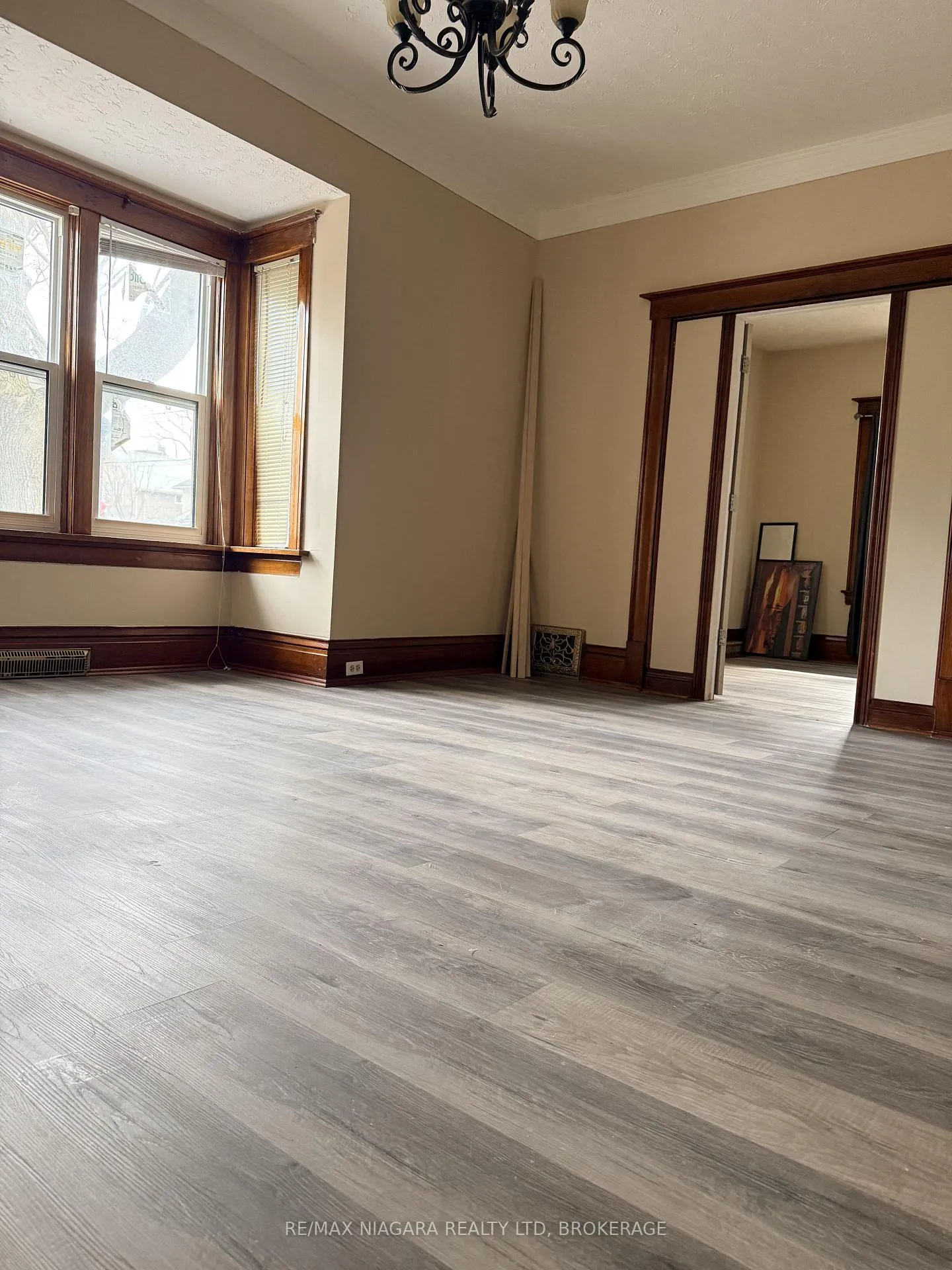 Photo 5 of 20 Thomas Street, St. Catharines, Downtown — HOMEH