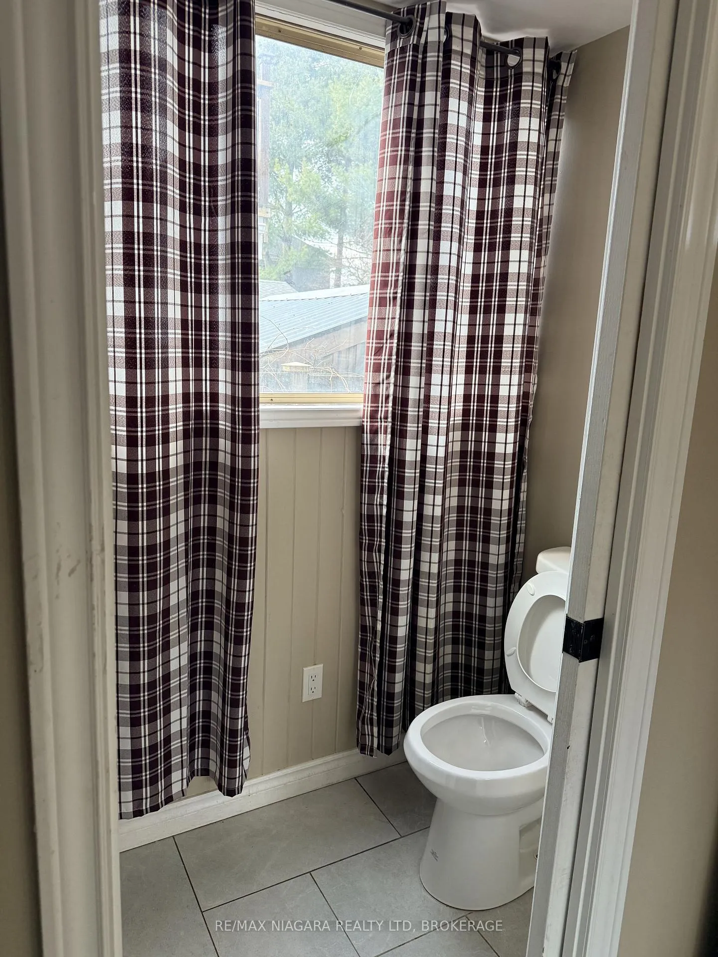 Photo 7 of 20 Thomas Street, St. Catharines, Downtown — HOMEH