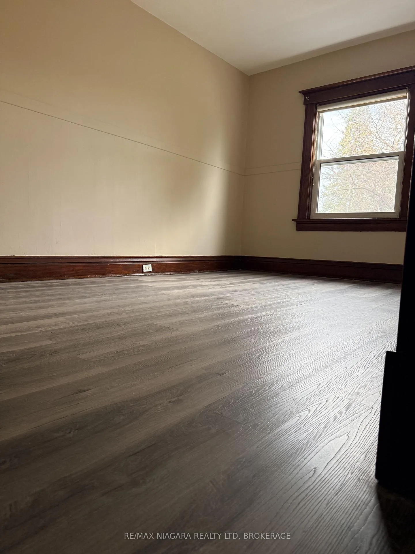 Photo 12 of 20 Thomas Street, St. Catharines, Downtown — HOMEH