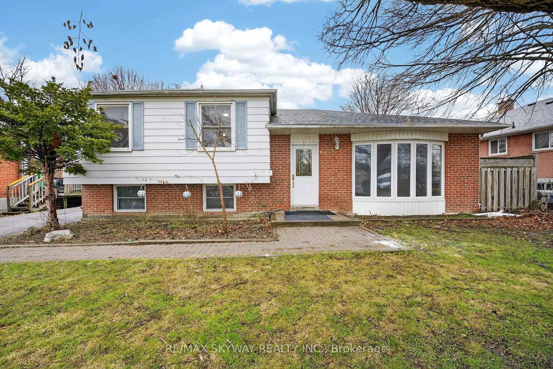 Photo 2 of 69 Argyle Crescent, Brampton, Avondale — HOMEH