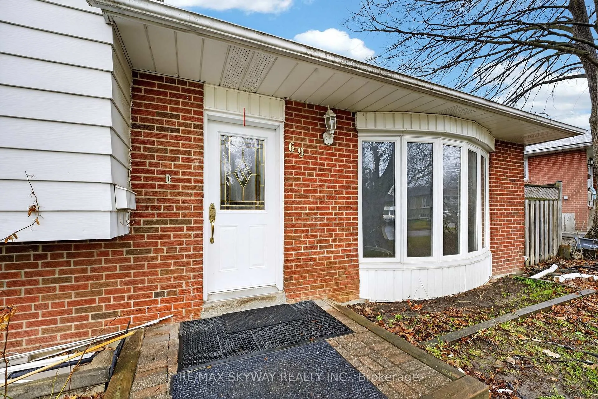 Photo 3 of 69 Argyle Crescent, Brampton, Avondale — HOMEH