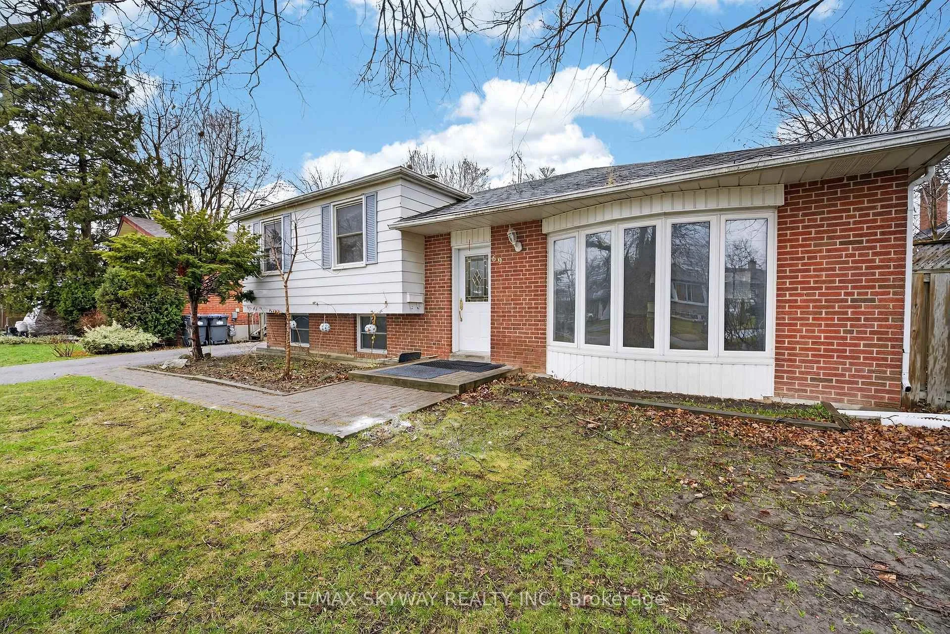 Photo 4 of 69 Argyle Crescent, Brampton, Avondale — HOMEH