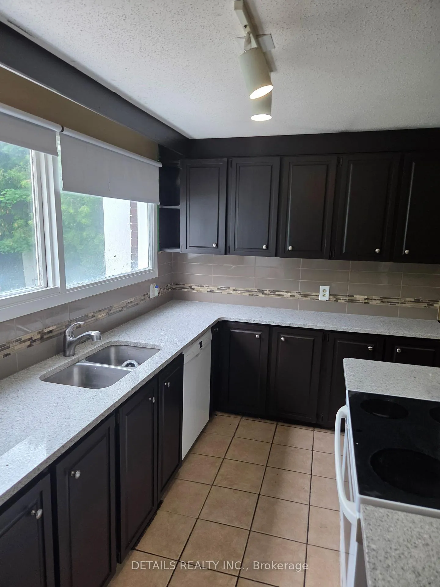 Photo 3 of 46 Beaumaris Drive, Ottawa, Bruce Farm/Graham Park/Qualicum/Bellands — HOMEH
