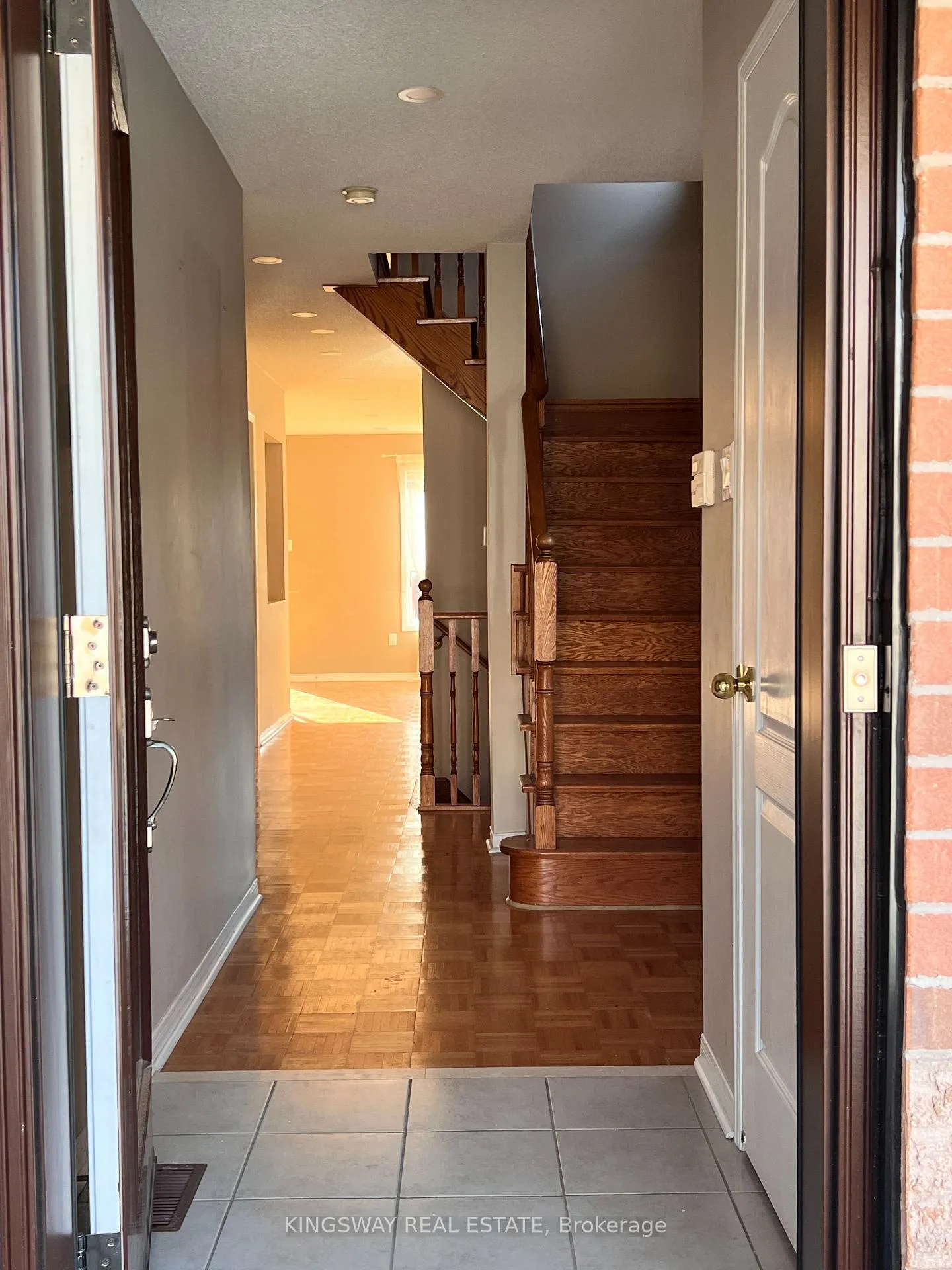 Photo 2 of 102 Lucena Crescent, Vaughan, Maple — HOMEH