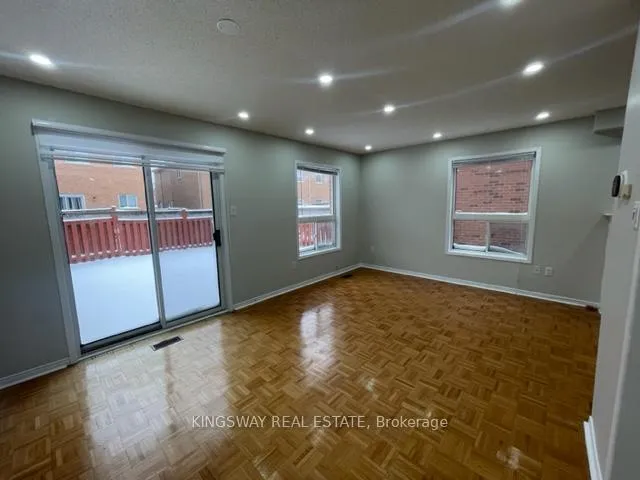 Photo 3 of 102 Lucena Crescent, Vaughan, Maple — HOMEH