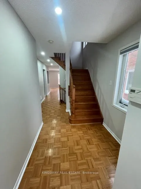 Photo 4 of 102 Lucena Crescent, Vaughan, Maple — HOMEH