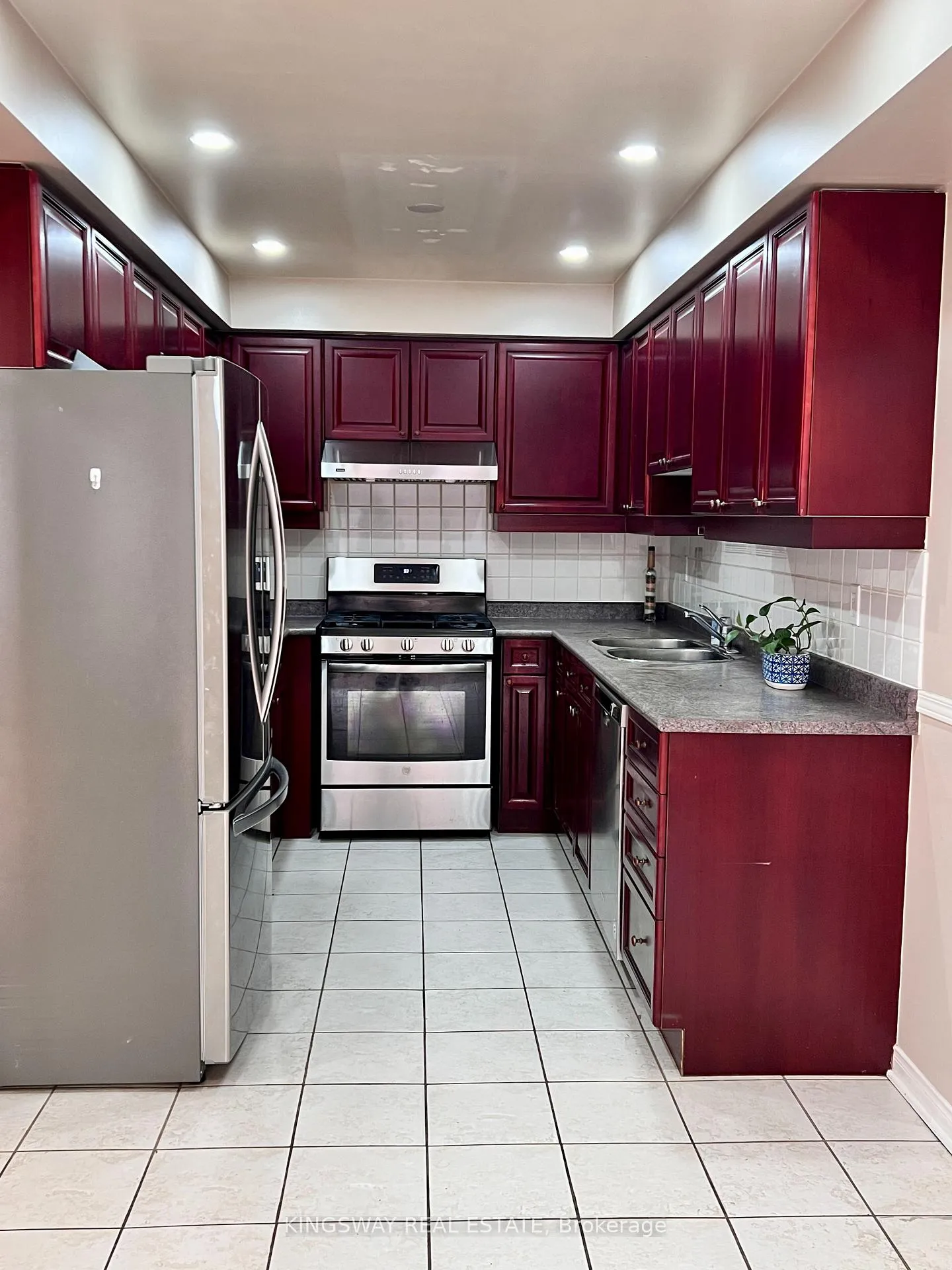 Photo 6 of 102 Lucena Crescent, Vaughan, Maple — HOMEH