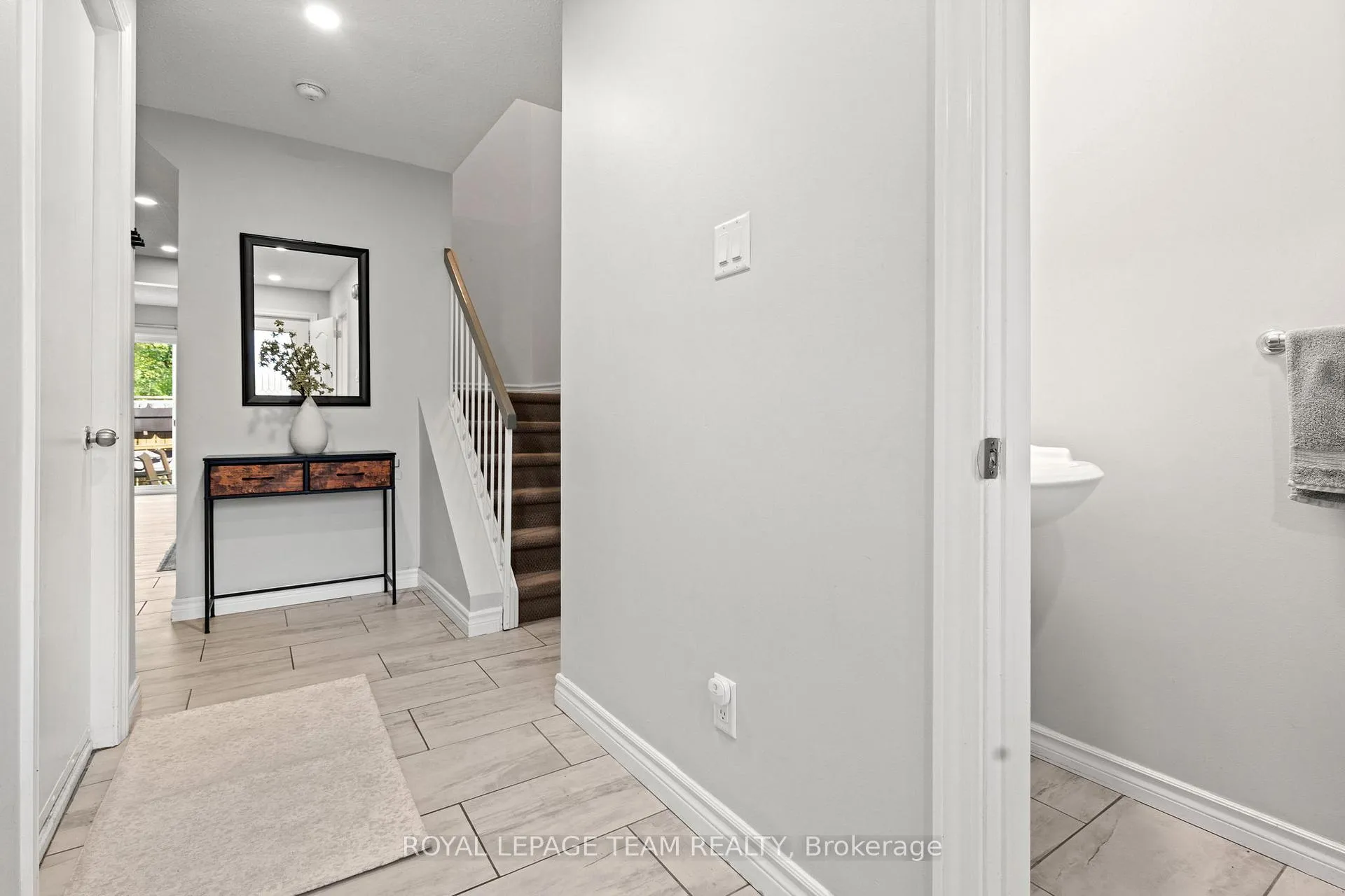 Photo 3 of 1578 Cheevers Crescent, Ottawa, Fallingbrook/Pineridge — HOMEH
