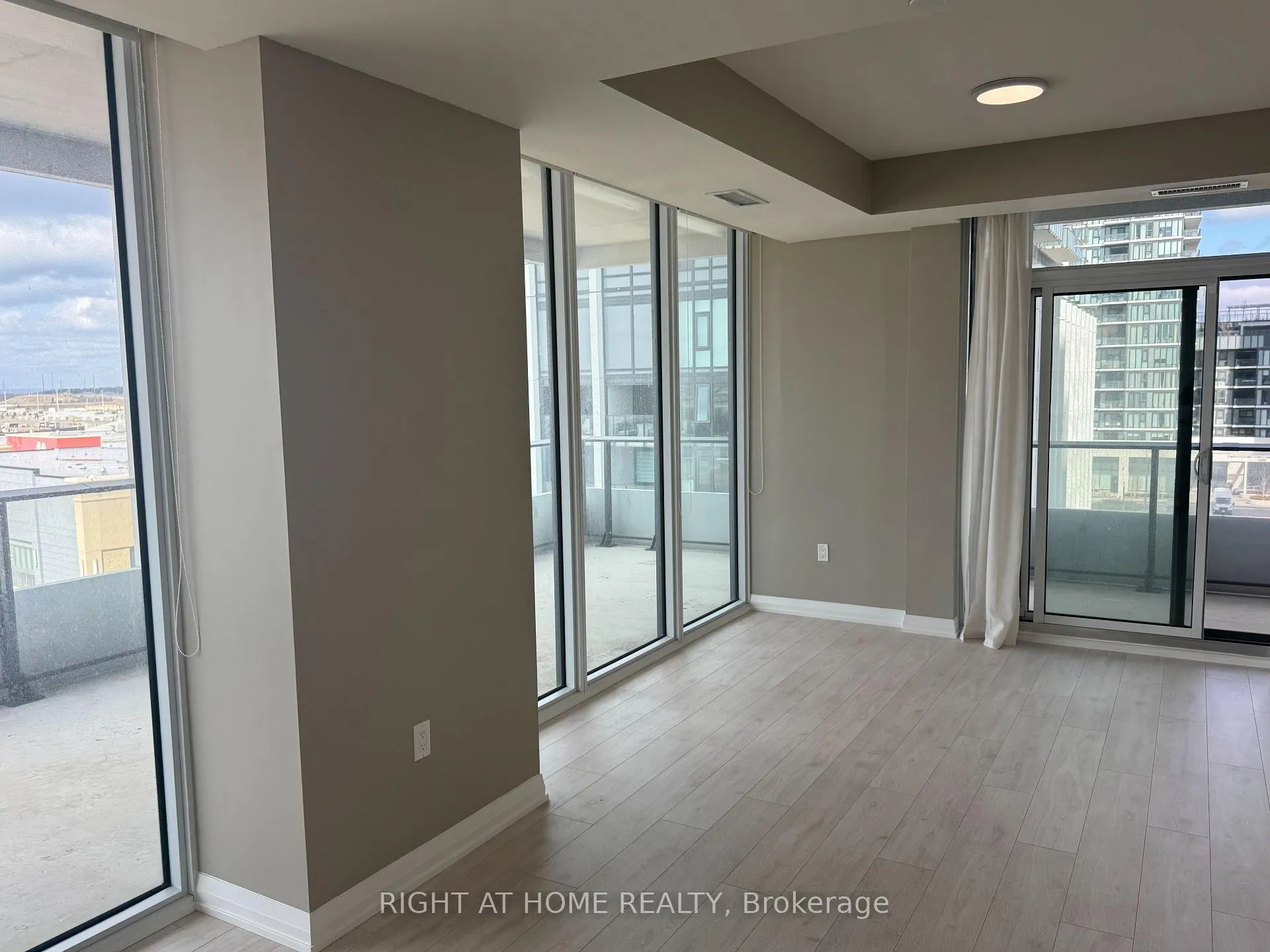 Photo 3 of Unit 529, 8960 Jane Street, Vaughan, Vellore Village — HOMEH