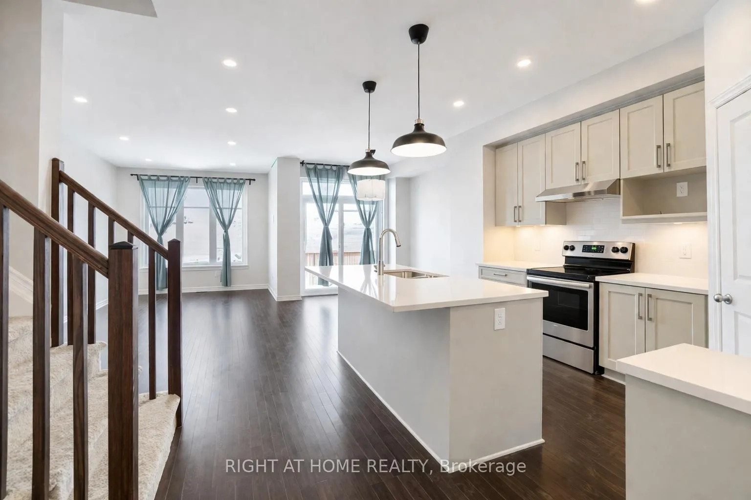 Photo 2 of 527 Sonmarg Crescent, Ottawa, Barrhaven - Half Moon Bay — HOMEH