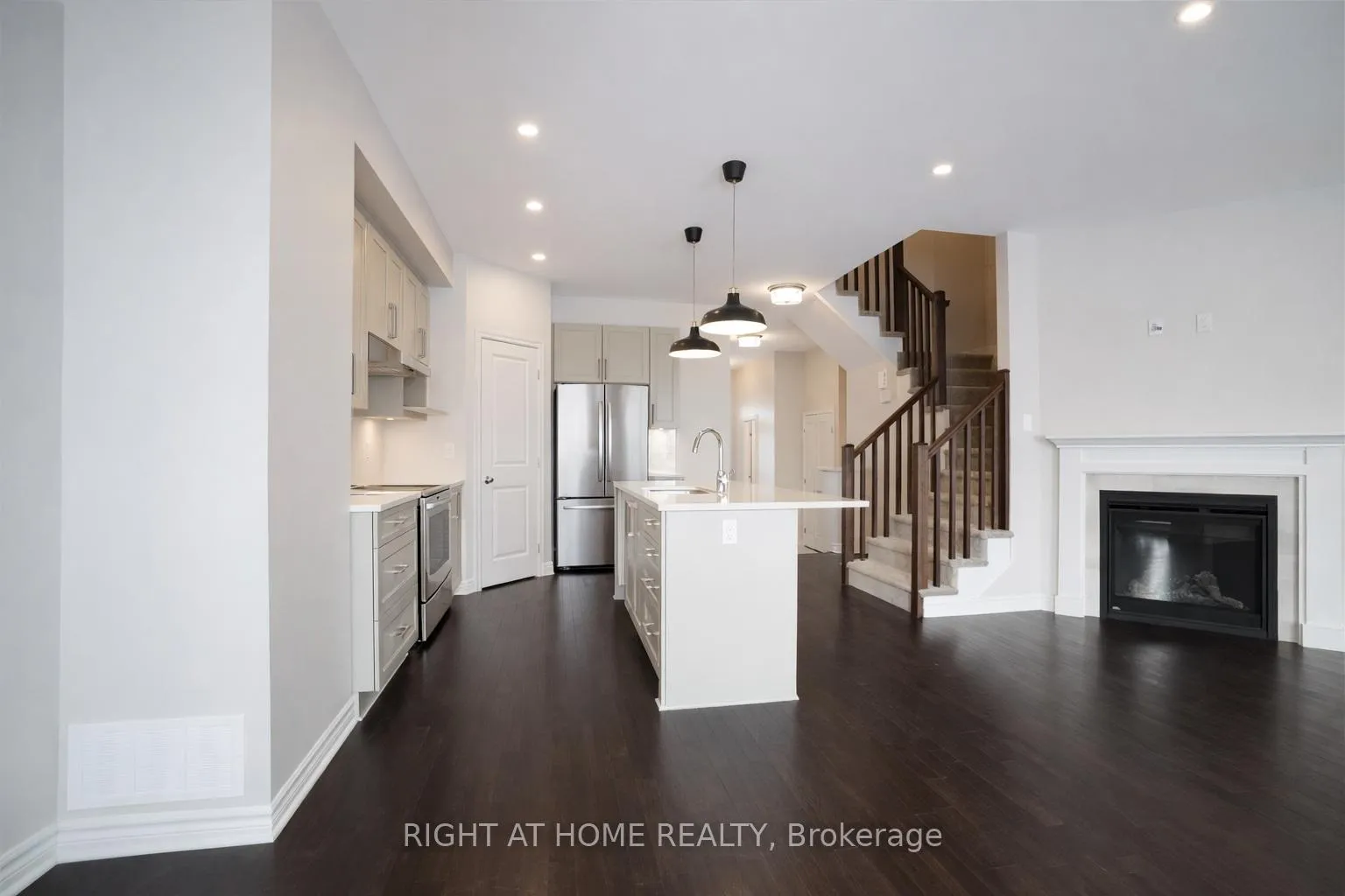 Photo 5 of 527 Sonmarg Crescent, Ottawa, Barrhaven - Half Moon Bay — HOMEH