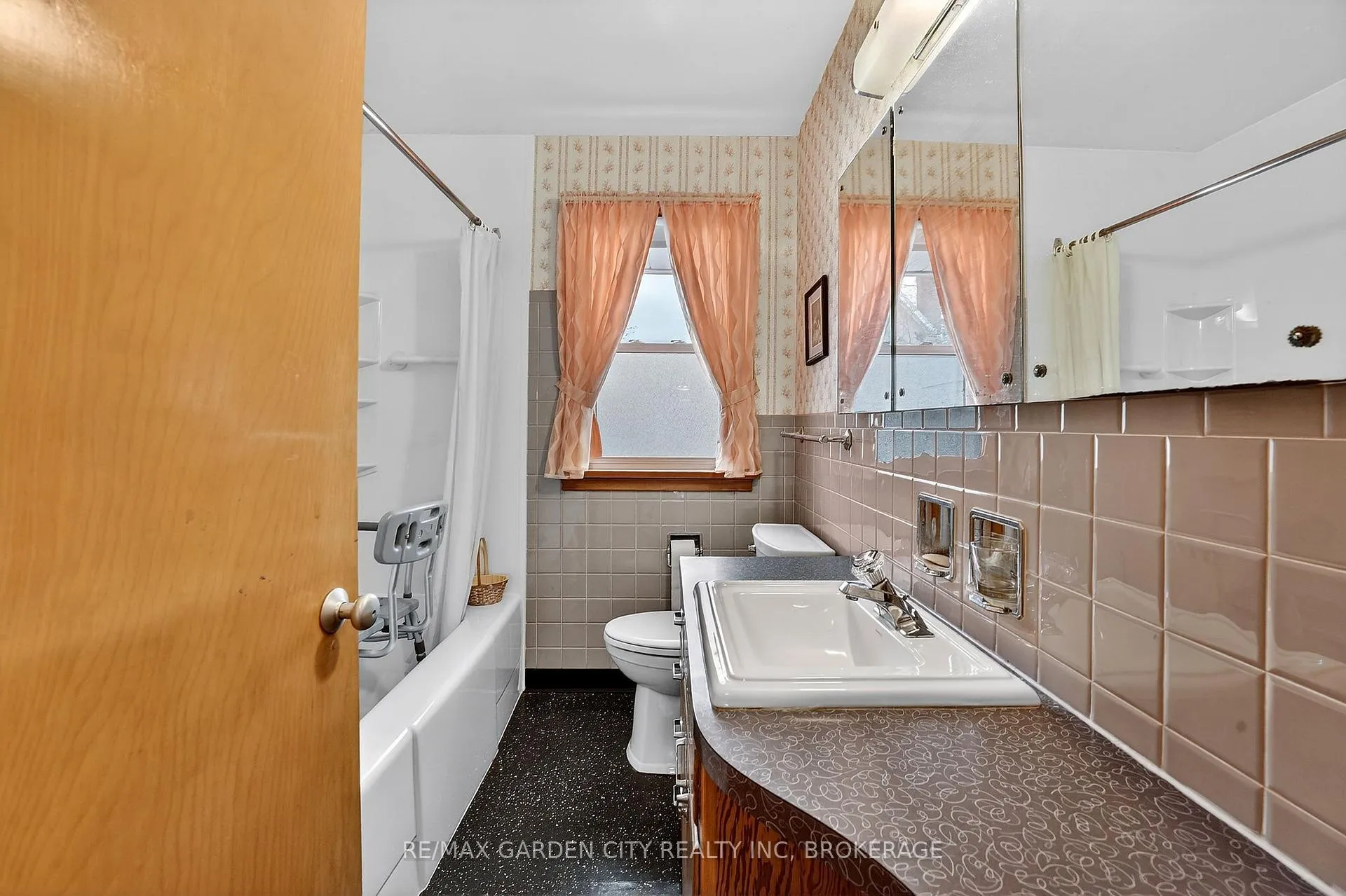 Photo 11 of 13 Chestnut Street, Pelham, Fonthill — HOMEH