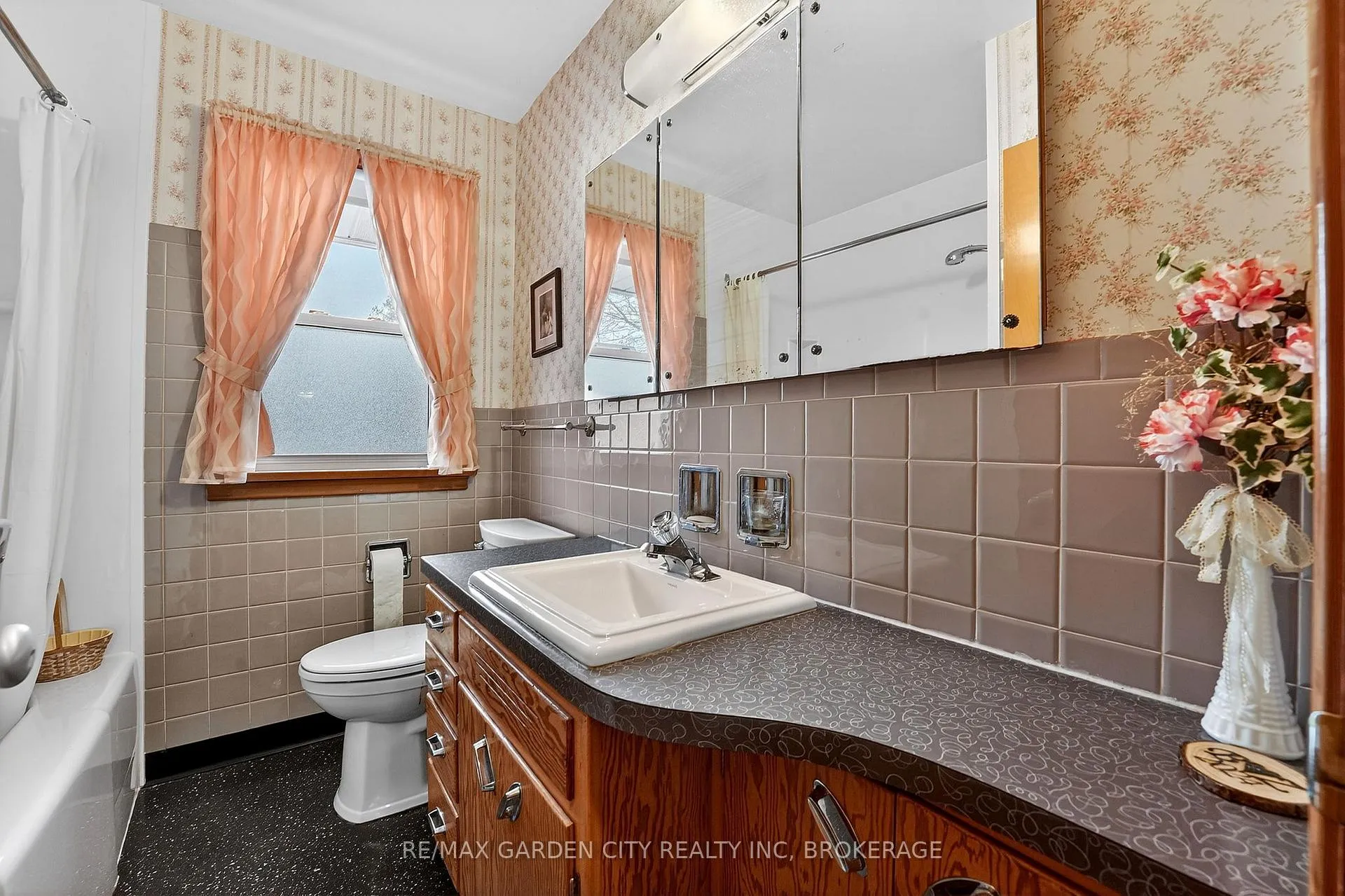 Photo 12 of 13 Chestnut Street, Pelham, Fonthill — HOMEH