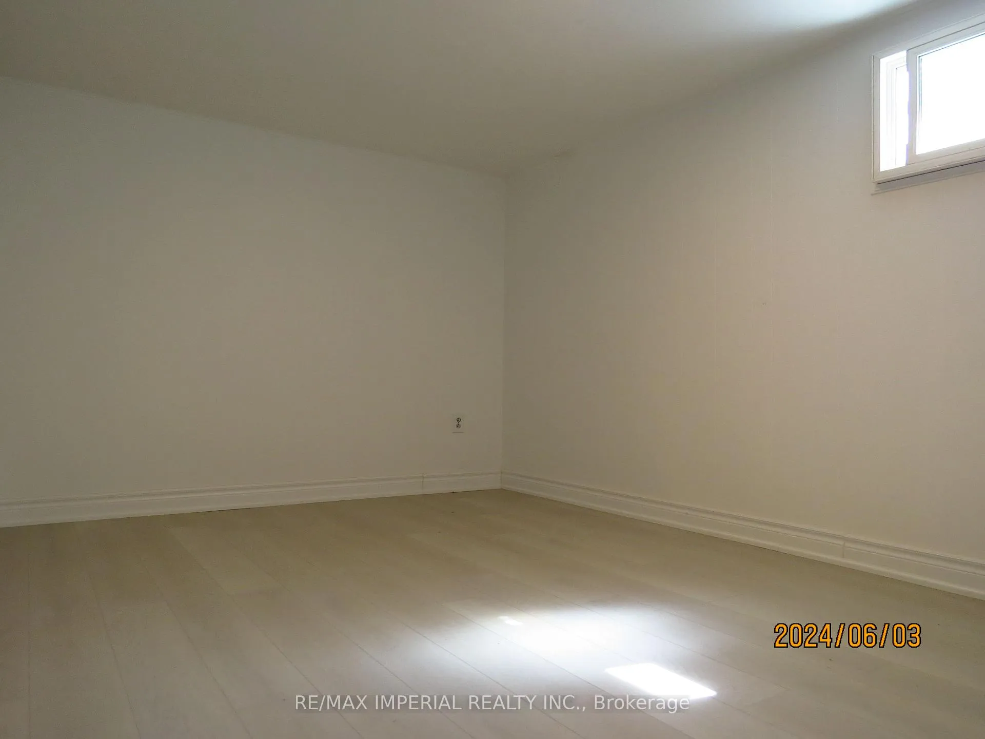 Photo 2 of 47 Kemp sell Crescent, Stratford — HOMEH