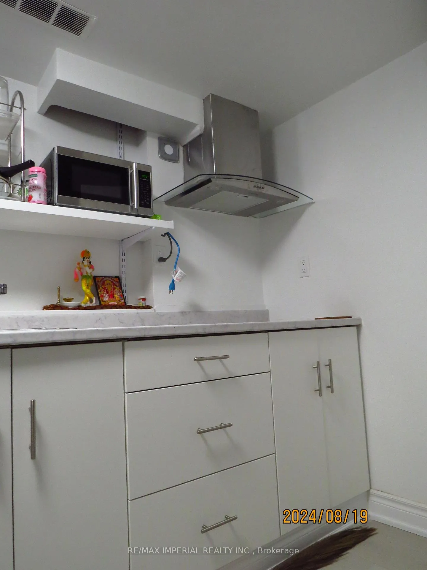 Photo 3 of 47 Kemp sell Crescent, Stratford — HOMEH