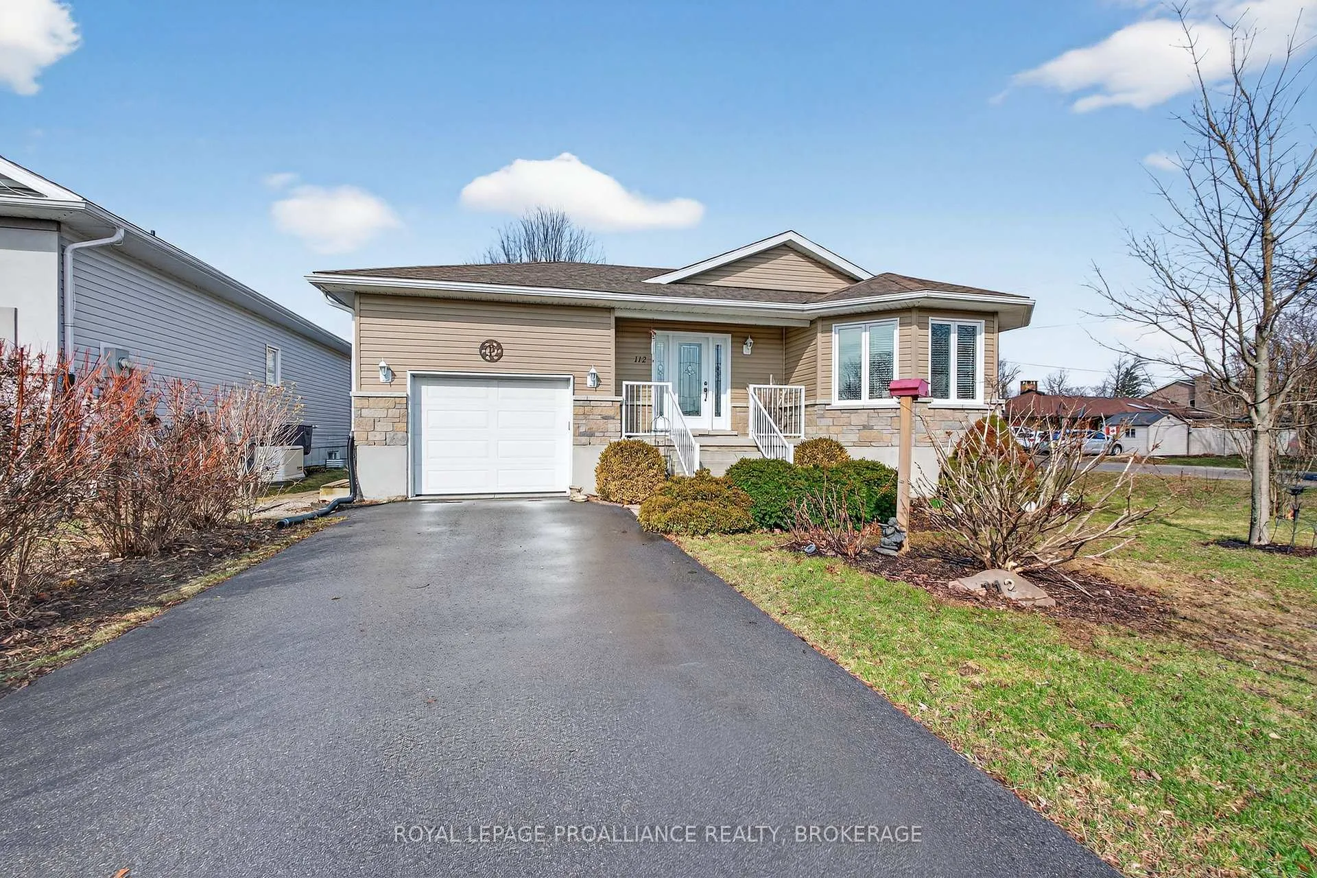 Photo 1 of 112 Maplecroft Court, Gananoque — HOMEH