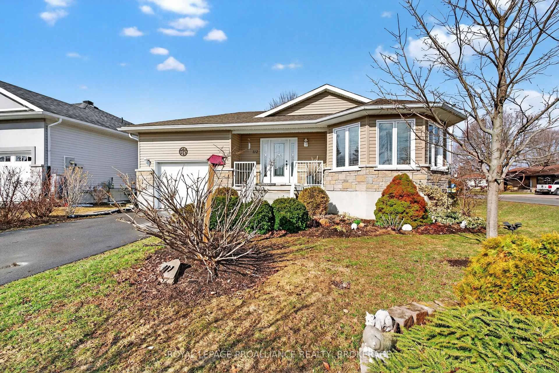 Photo 2 of 112 Maplecroft Court, Gananoque — HOMEH