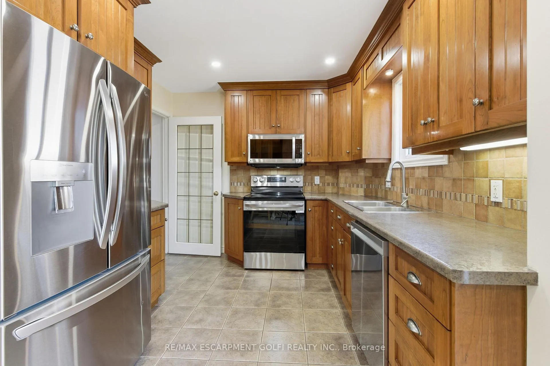 Photo 10 of 23 Glengrove Avenue, Grimsby, Grimsby Beach — HOMEH