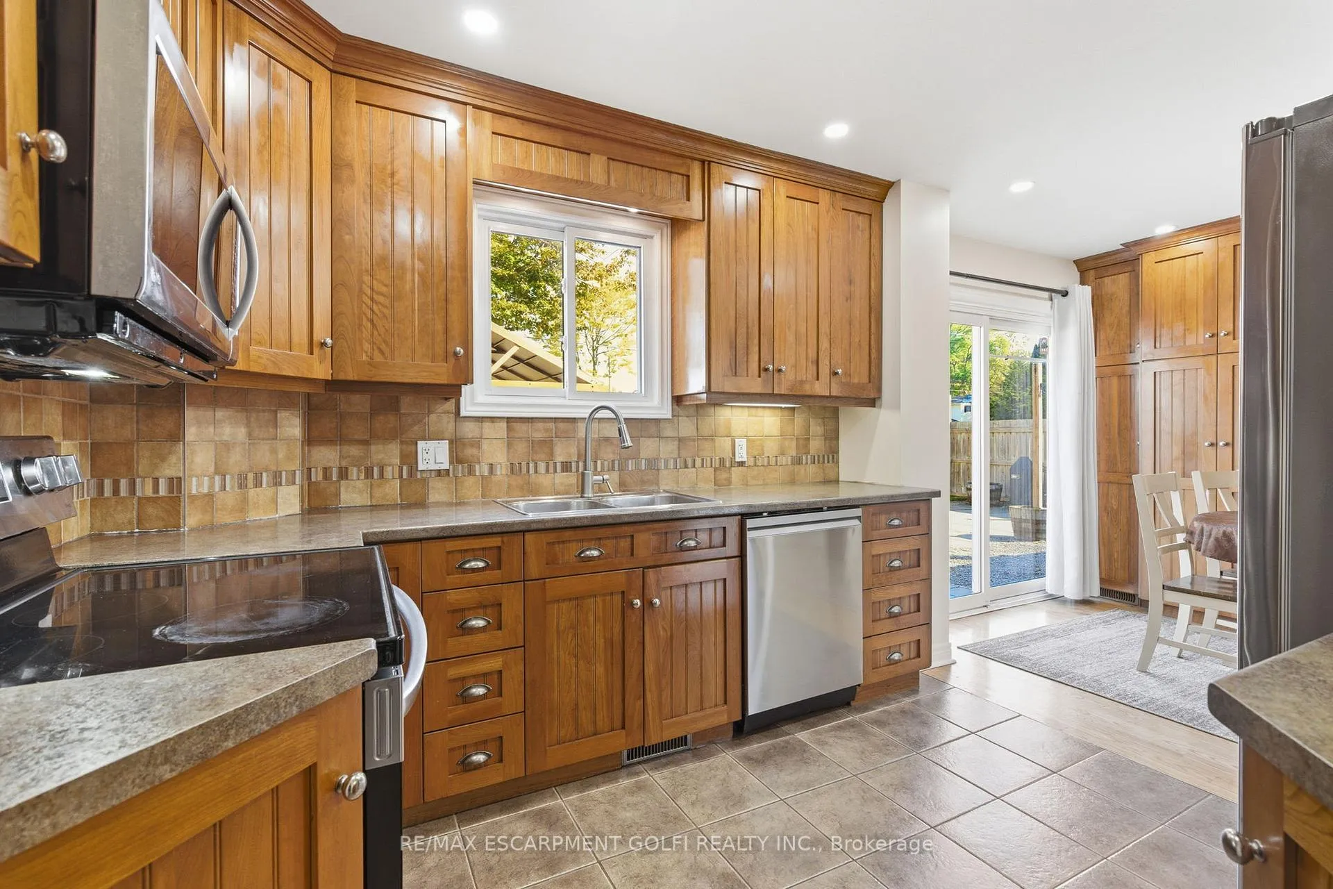 Photo 11 of 23 Glengrove Avenue, Grimsby, Grimsby Beach — HOMEH
