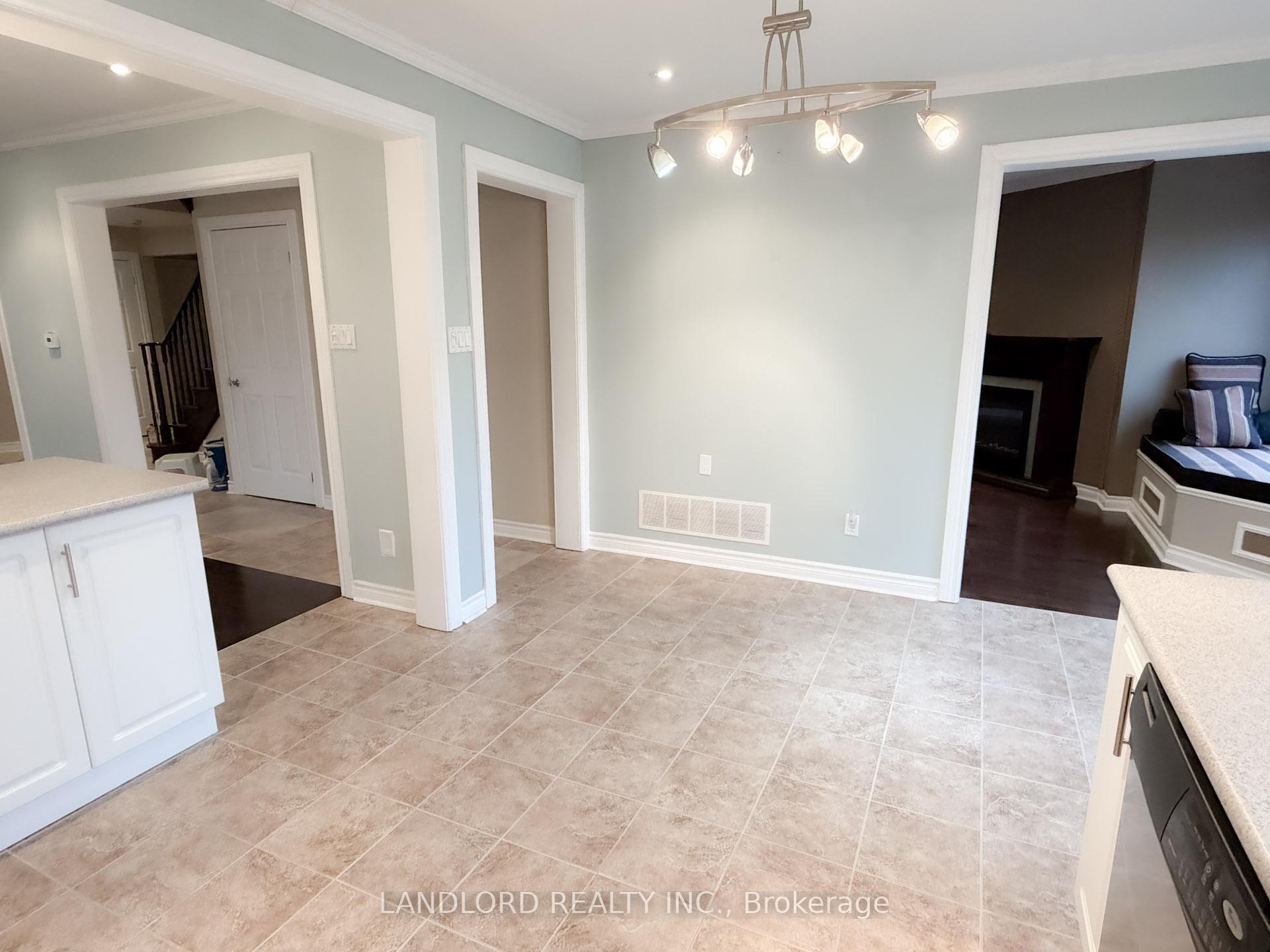 Photo 4 of 21 Raspberry Road, Scarborough, Rouge — HOMEH