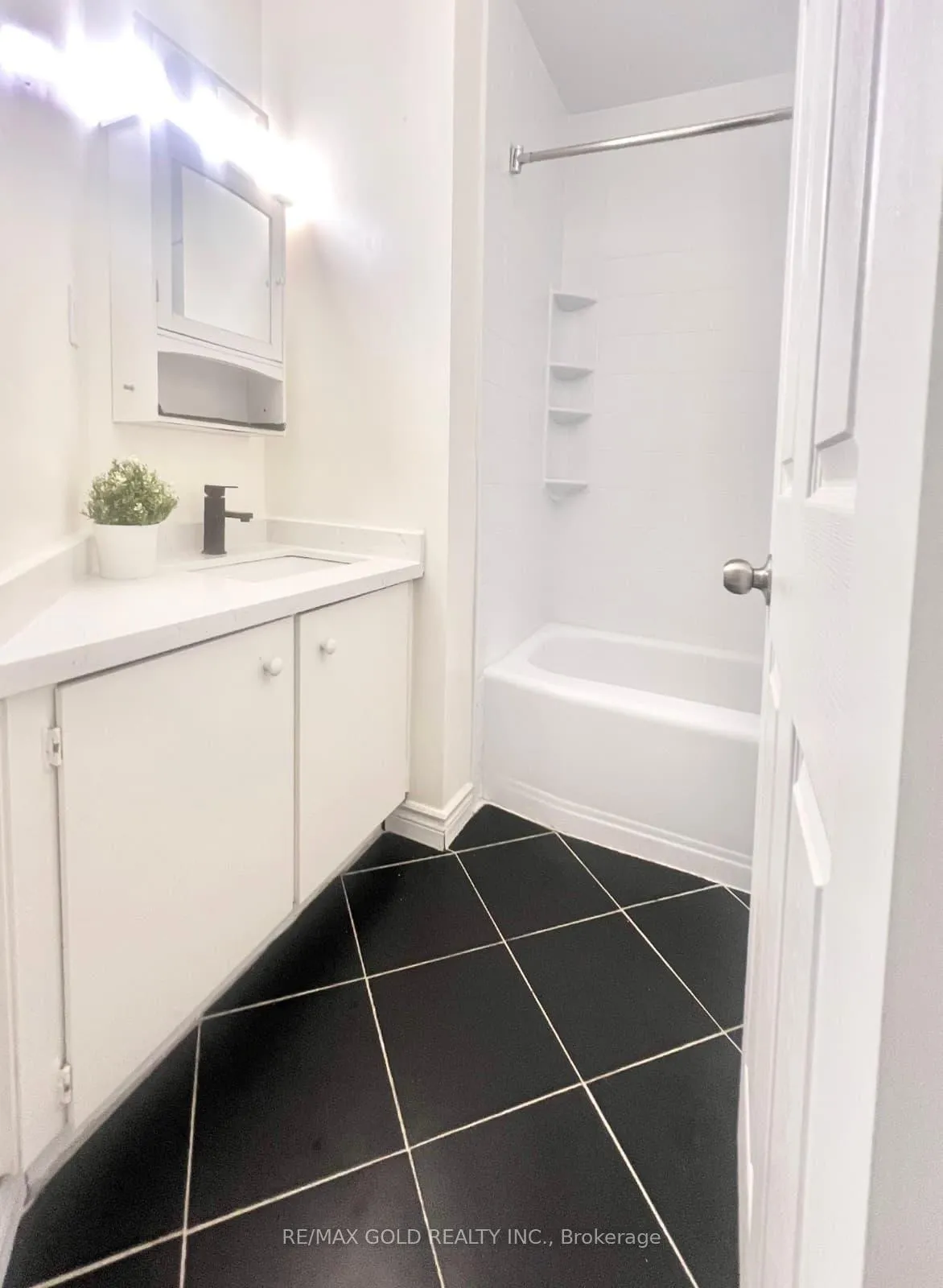 Photo 18 of Unit 5, 63 Fonthill Road, Hamilton, Fessenden — HOMEH