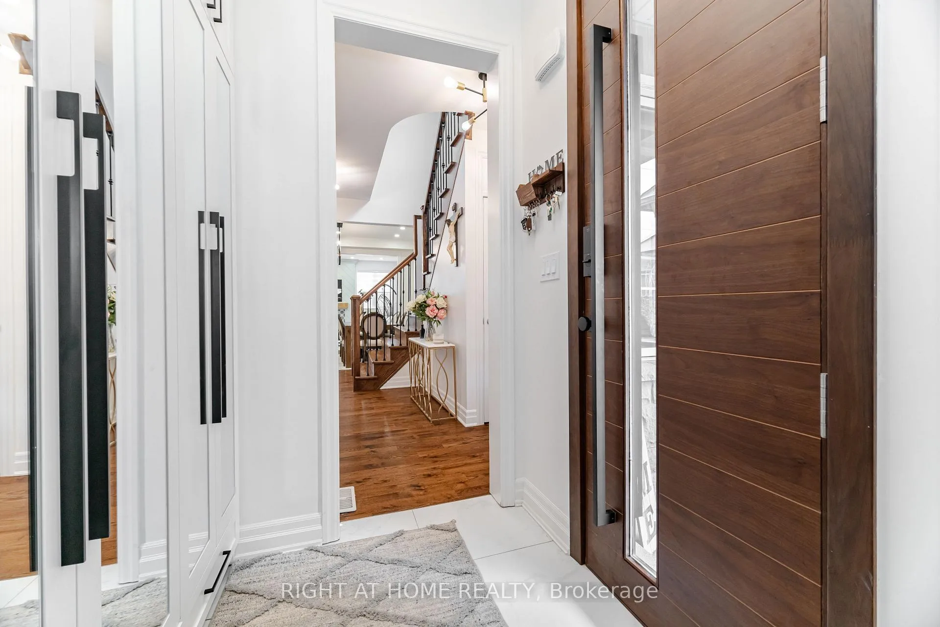 Photo 6 of 1311 (UPPER) Whitney Terrace, Milton, Ford — HOMEH