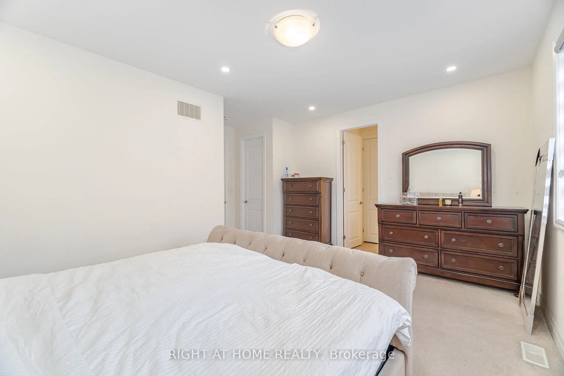 Photo 30 of 1311 (UPPER) Whitney Terrace, Milton, Ford — HOMEH